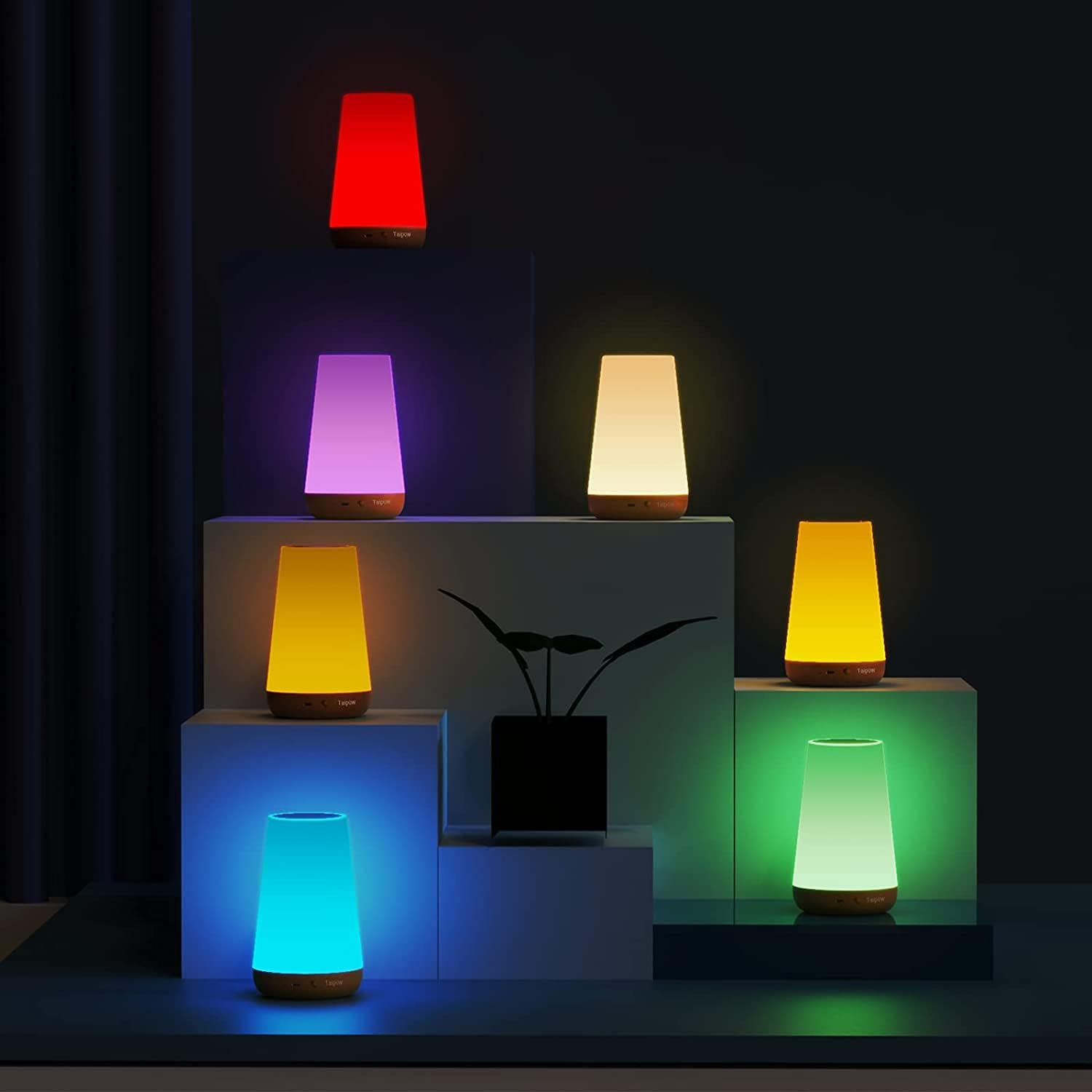 Sechs Lampen mit verschiedenen Farben. Sie sind auf Stufen angeordnet, mit dunklem Hintergrund.