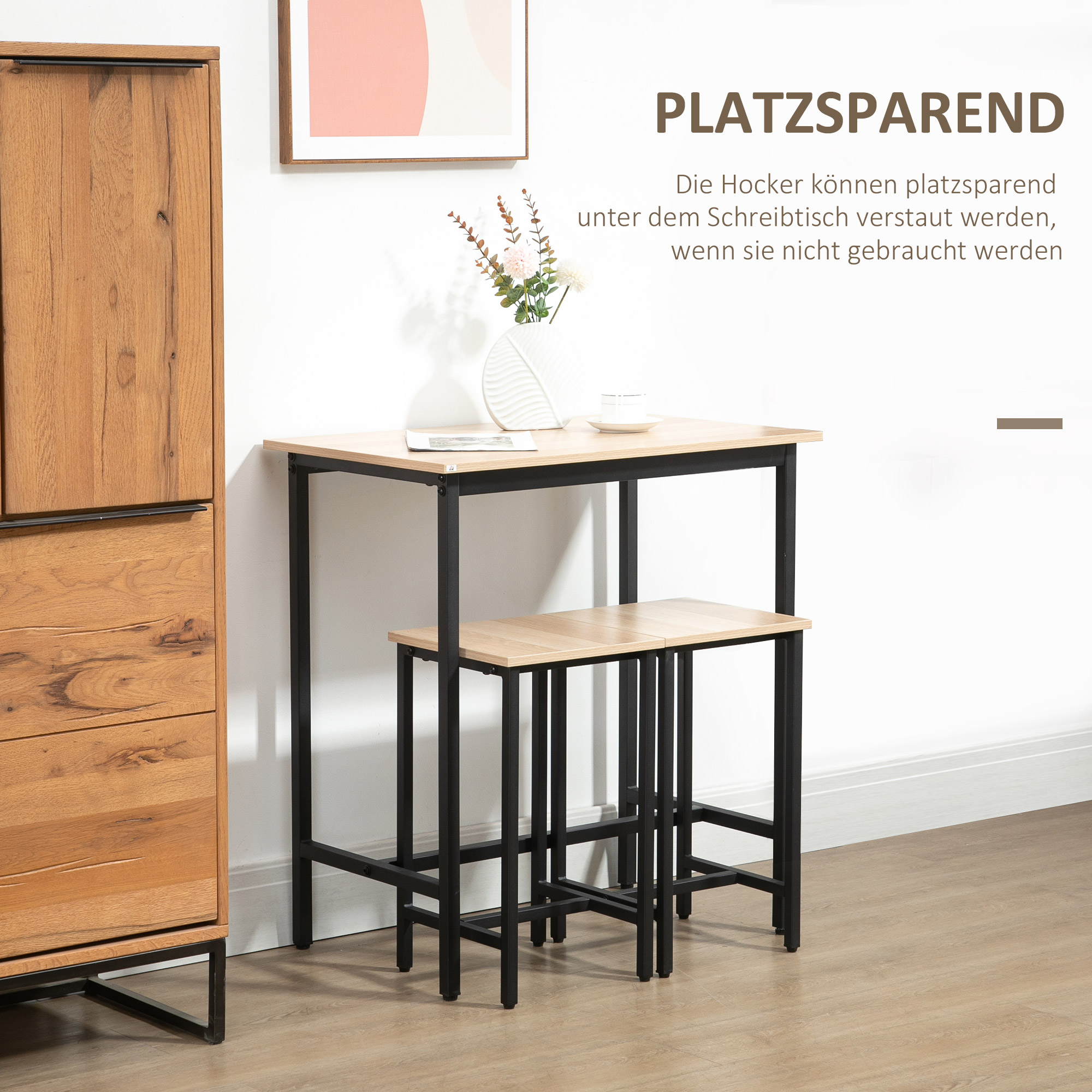 Ein kleiner Tisch und zwei Hocker mit heller Holzplatte und schwarzen Beinen. Weißer Wandhintergrund.