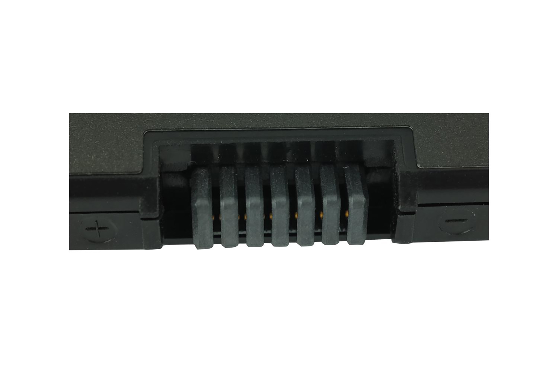 Nahaufnahme eines schwarzen Laptop-Batterieanschlusses mit mehreren Pins und Plus- und Minuszeichen.