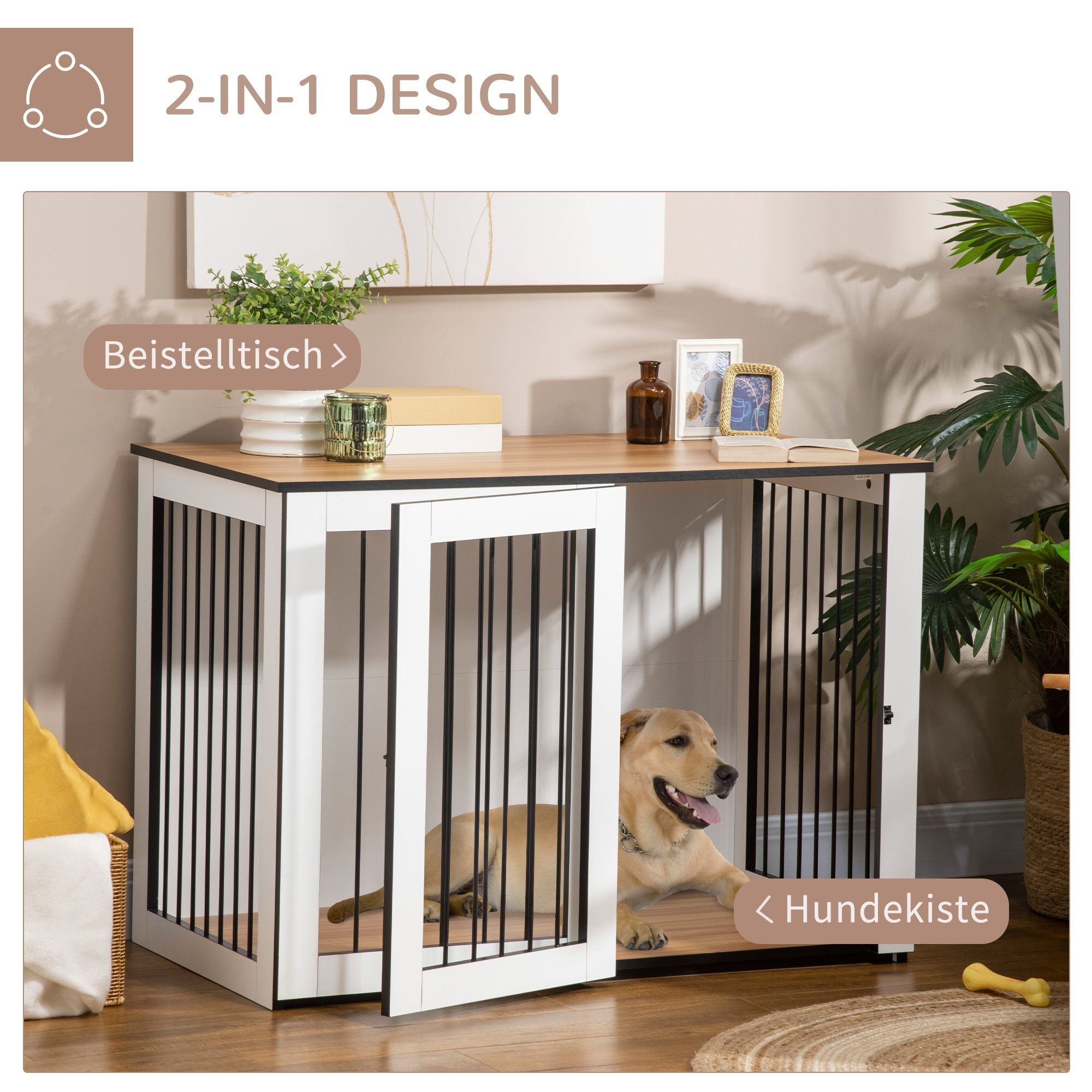 Ein Hund liegt in einer weiß-schwarzen Hundebox mit Holzplatte. Hinter der Box ein Tisch mit Gegenständen.