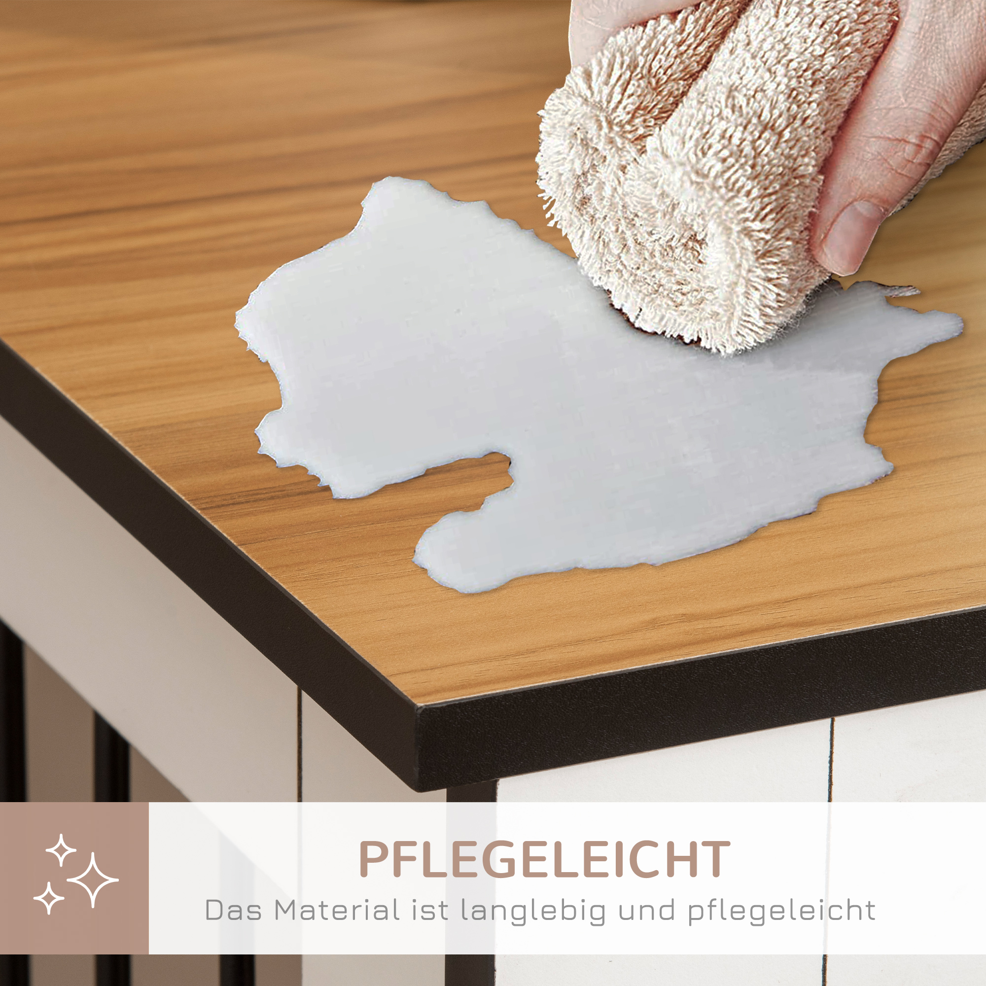 Hand wischt Wasser von Holzoberfläche ab. Saubere Oberfläche.