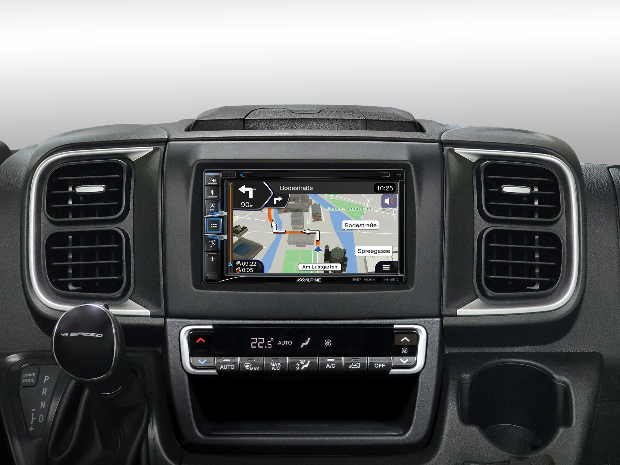 Armaturenbrett eines Autos mit Navigationssystem. Das Armaturenbrett ist schwarz, mit Lüftungsschlitzen und einer Klimaautomatik.