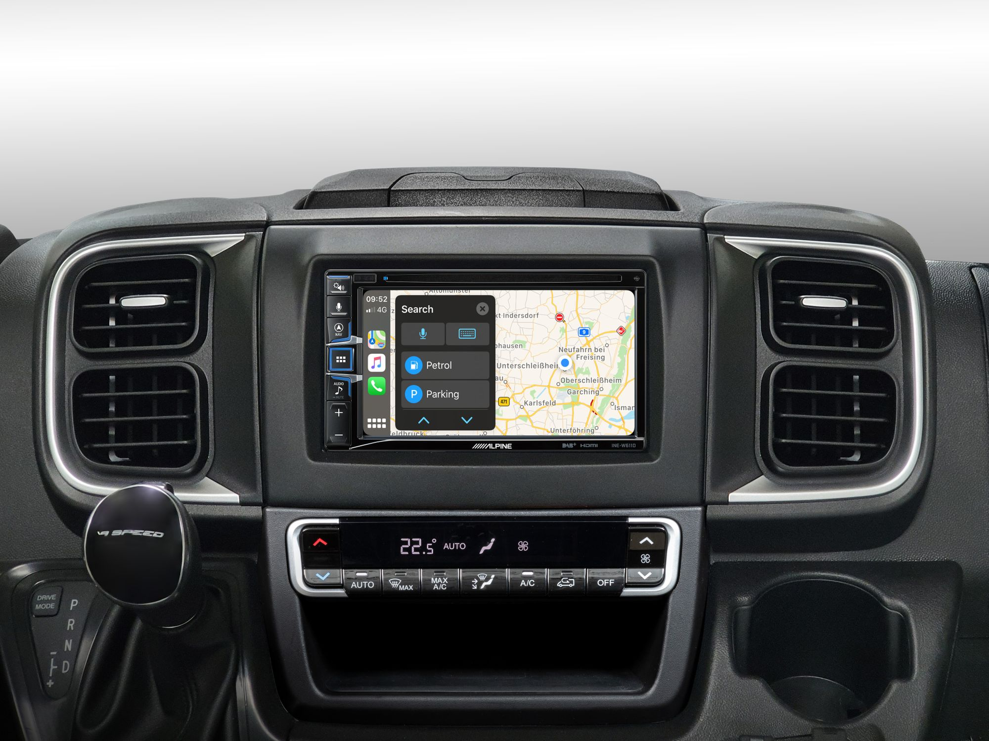 Armaturenbrett eines Autos mit Navigationssystem. Das Armaturenbrett ist schwarz und zeigt eine Suche nach Benzin und Parkplätzen.