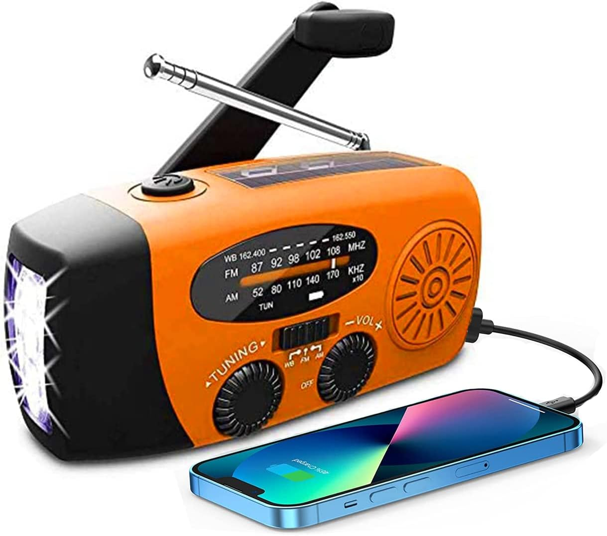 Oranges Notfallradio mit einem ladenden Telefon. Ein Licht ist an.