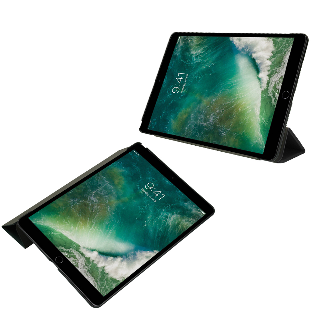 Due iPad neri in custodia, angolati, con sfondo astratto acquatico vibrante.