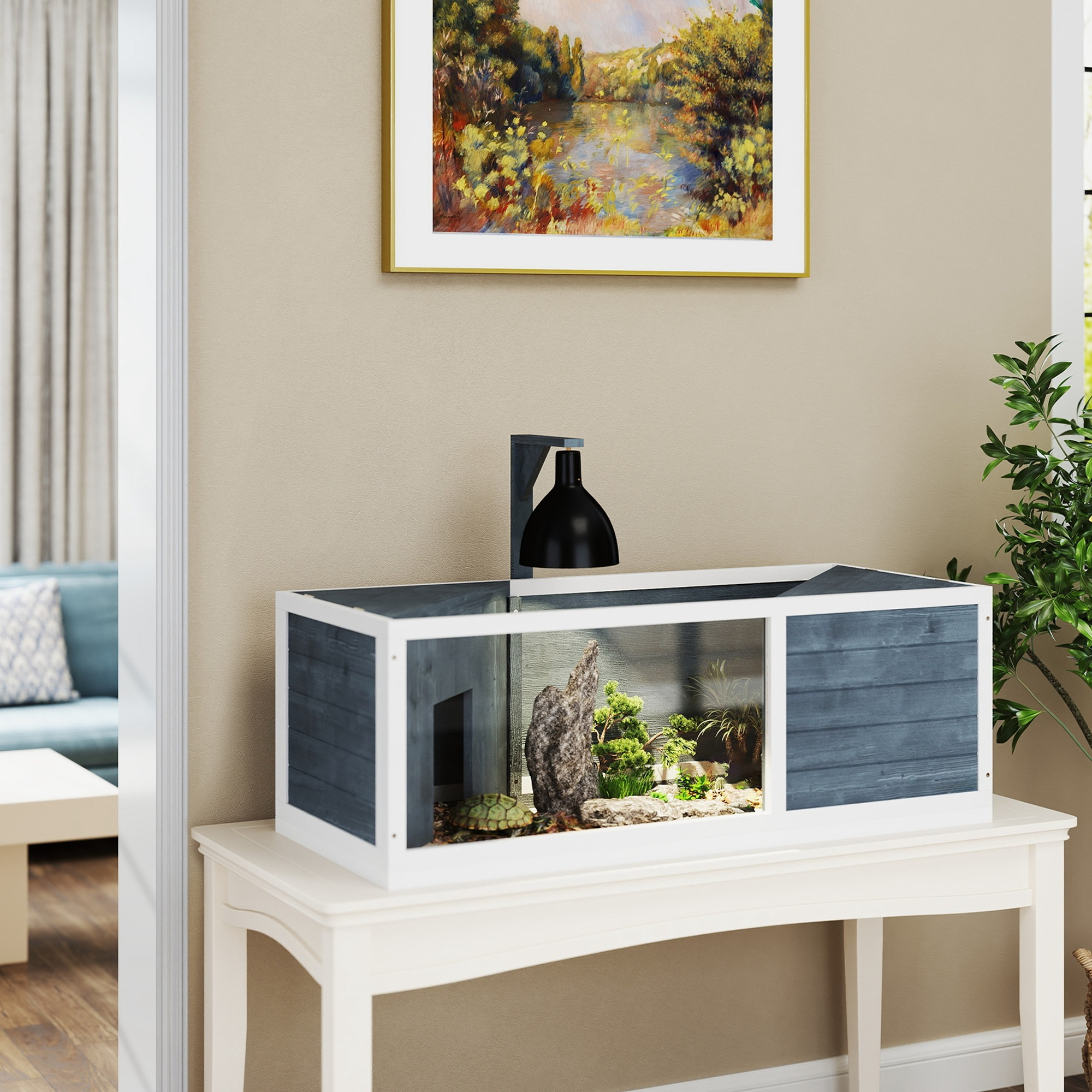 Schildkrötengehege mit Lampe und Gemälde. Das Gehege hat eine dunkelblau-graue Oberfläche.