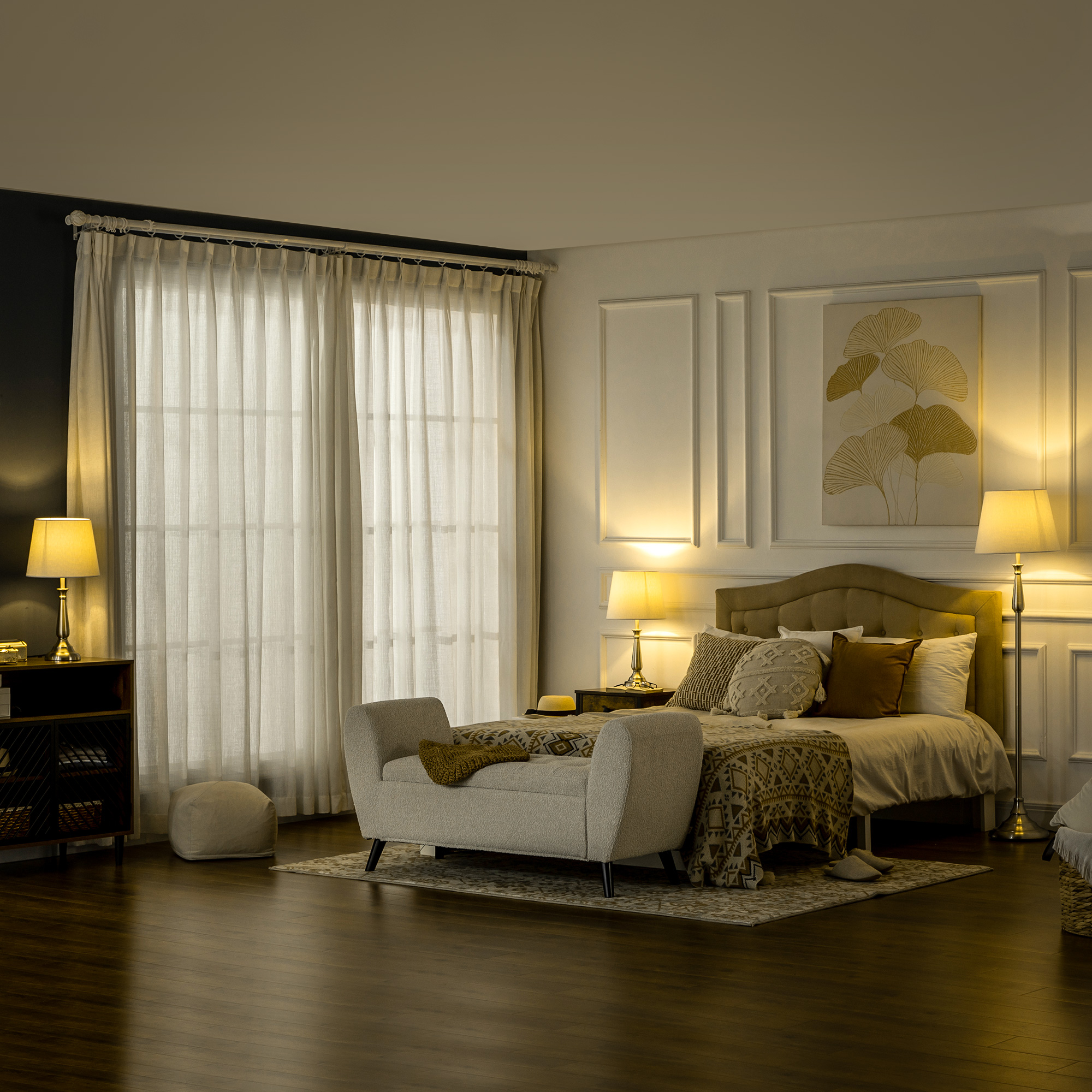 Schlafzimmer mit Bett, Nachttischen, Lampen und Vorhängen. Warme Beleuchtung, neutrale Farben.