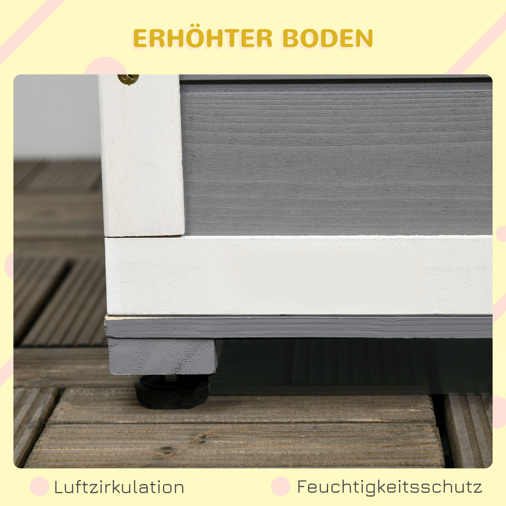 Nahaufnahme einer zweifarbigen Holzkonstruktion mit deutschem Text über einen erhöhten Sockel.