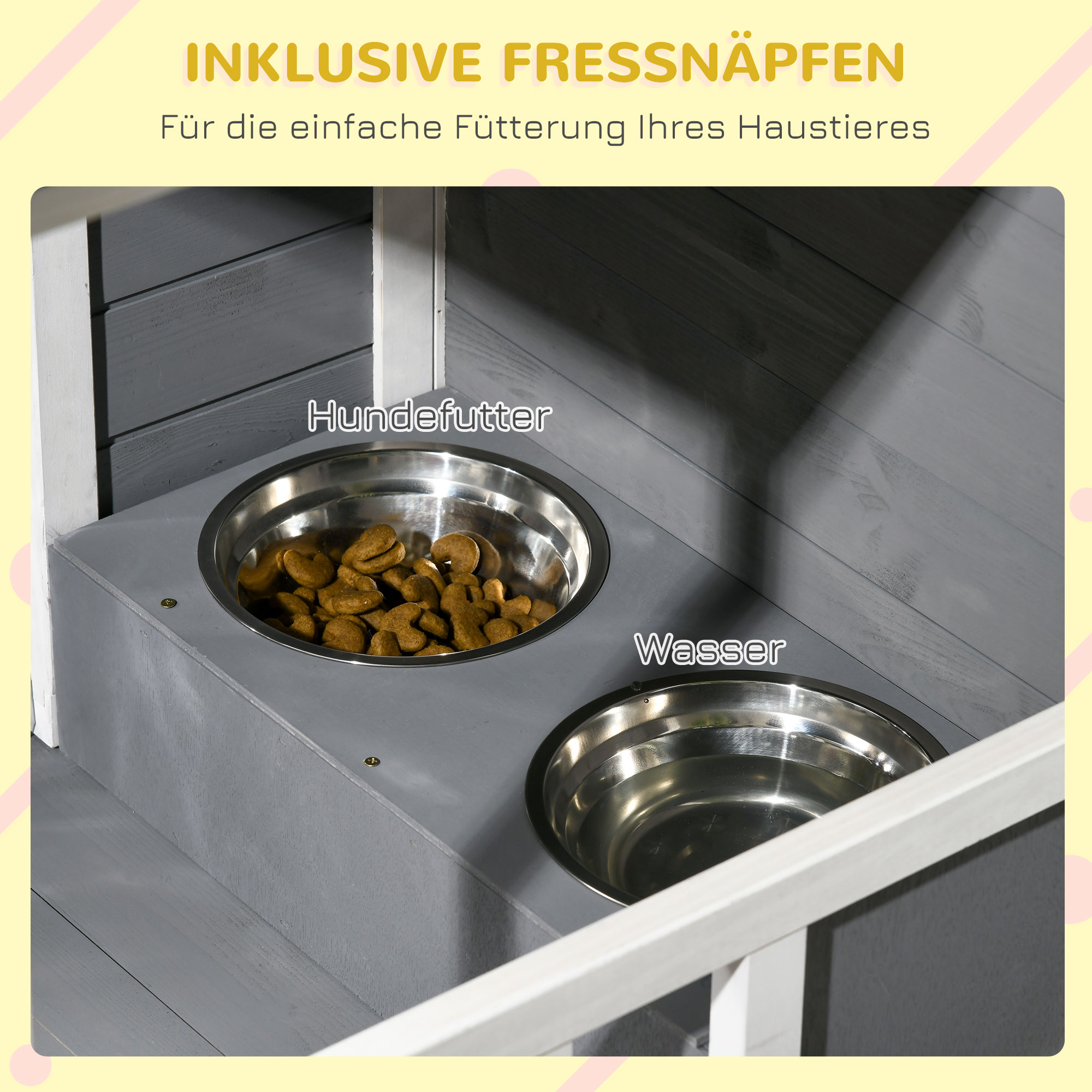 Holz-Hundehütte mit zwei Näpfen für Futter und Wasser. Der Hintergrund ist eine weiße Wand.
