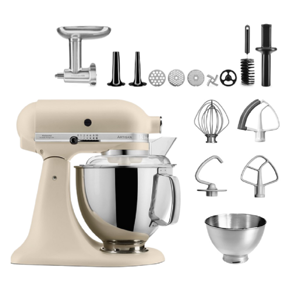 Ein beigefarbener KitchenAid-Mixer mit verschiedenen Aufsätzen, darunter ein Fleischwolf und ein Schneebesen.