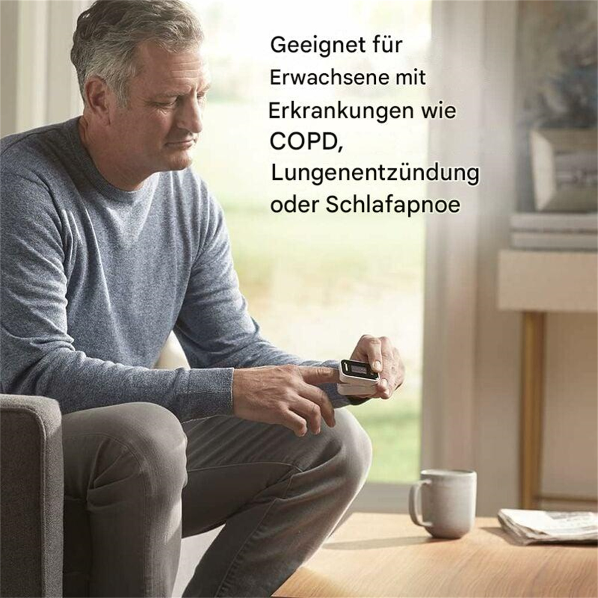 Ein älterer Mann benutzt ein Pulsoximeter. Text erwähnt COPD, Lungenentzündung und Schlafapnoe. Er sitzt drinnen.