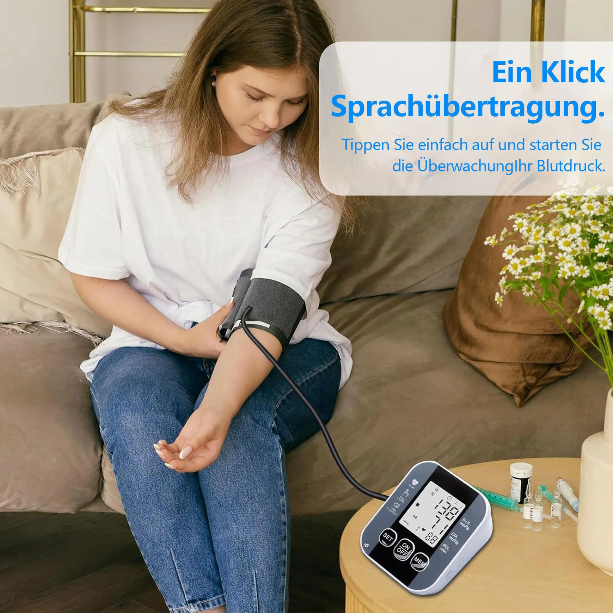 Frau in Jeans misst Blutdruck mit Monitor. Anzeige zeigt 138/71/88. Blutdruckmanschette am Arm.