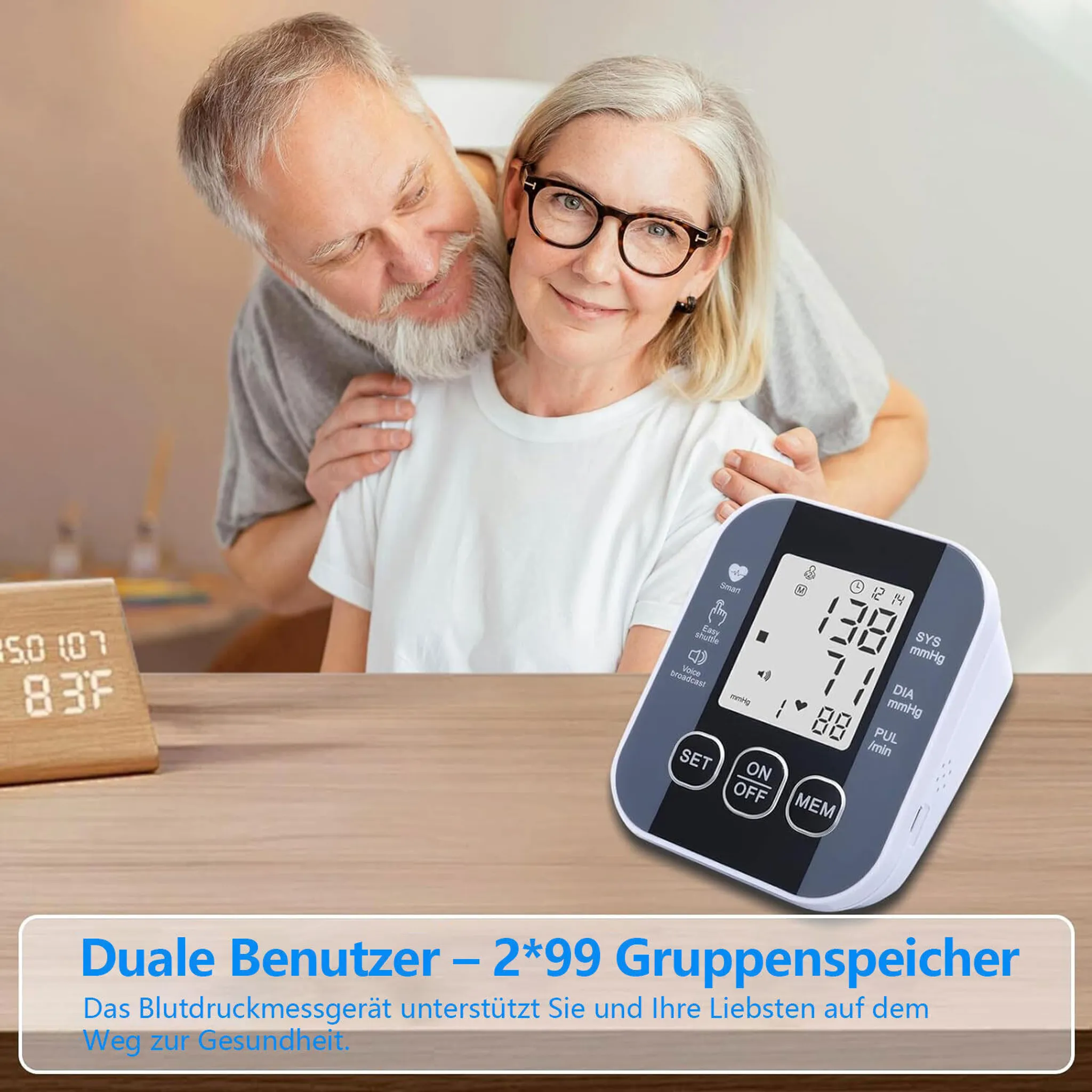 Älteres Ehepaar mit Blutdruckmessgerät. Der Monitor zeigt Zahlen an. Holztisch und Hintergrund.