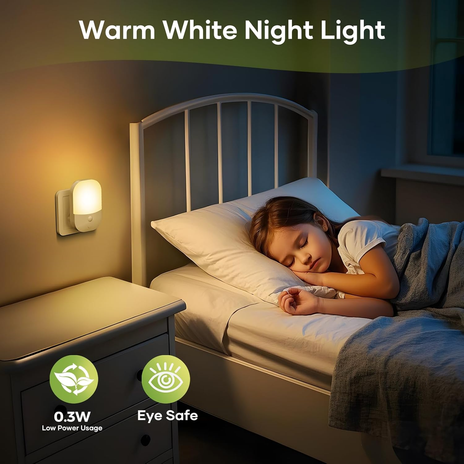 Ein Mädchen schläft in einem Bett, an der Wand ist ein Nachtlicht. Das Licht ist weiß und hat einen Schalter.