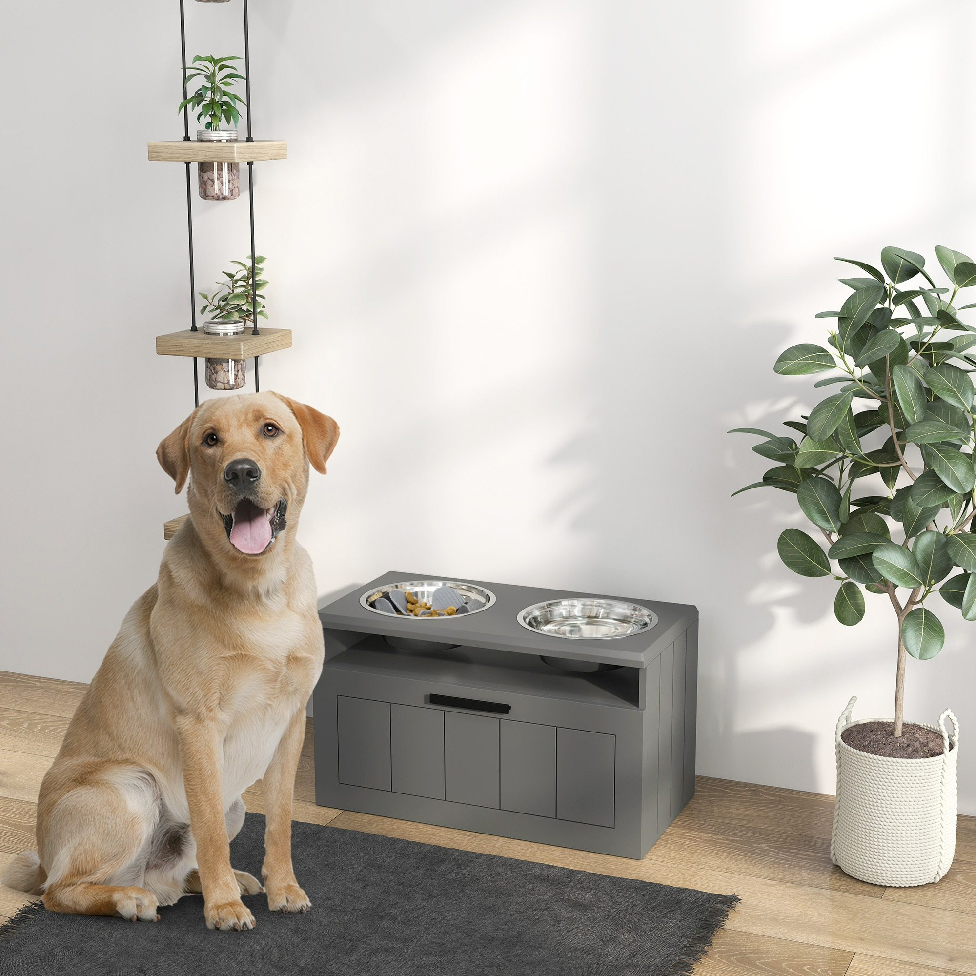 Ein Hund sitzt neben einem grauen Napfständer mit zwei Näpfen. In der Nähe ist eine Pflanze.