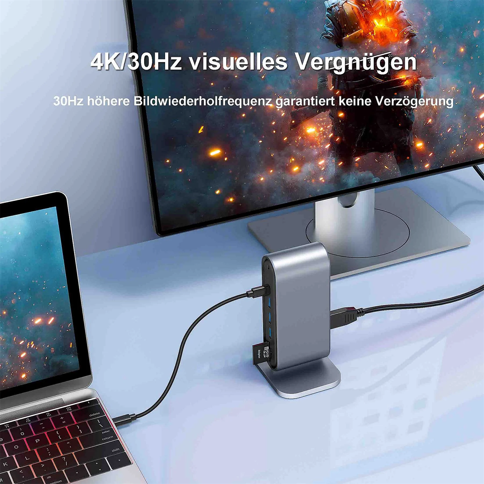 Ein silberner USB-C-Hub, der mit einem Laptop und Monitor verbunden ist. Kabel und Anschlüsse sind sichtbar.