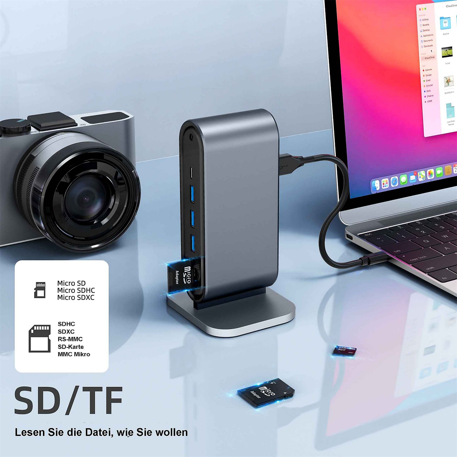 Silberner USB-Hub mit verschiedenen Anschlüssen. SD-Karte und USB-Laufwerke eingesetzt. Laptop auf der rechten Seite.