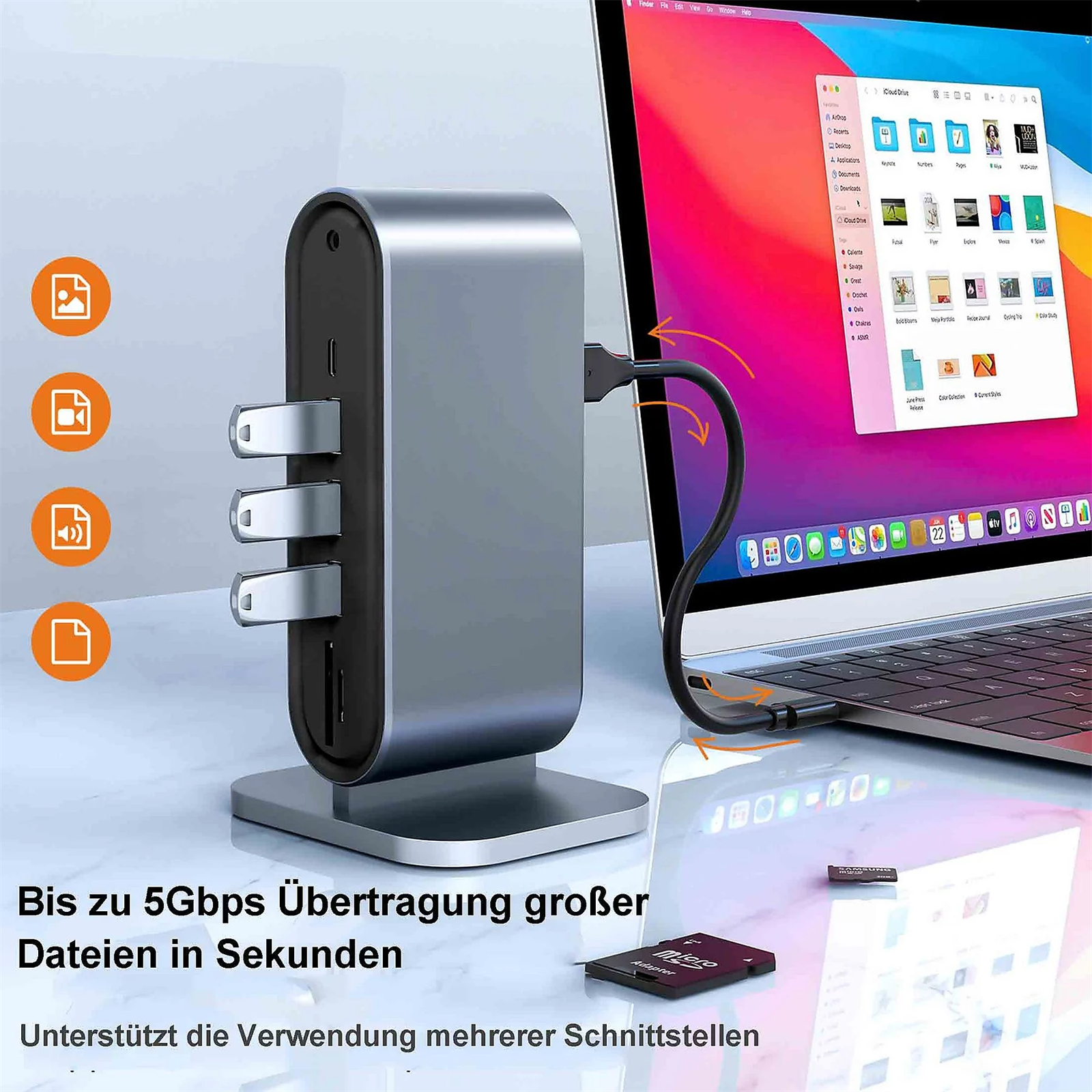 Silberner USB-Hub an einen Laptop angeschlossen. USB-Laufwerke und SD-Karte eingesetzt. Verschiedene Symbole werden angezeigt.
