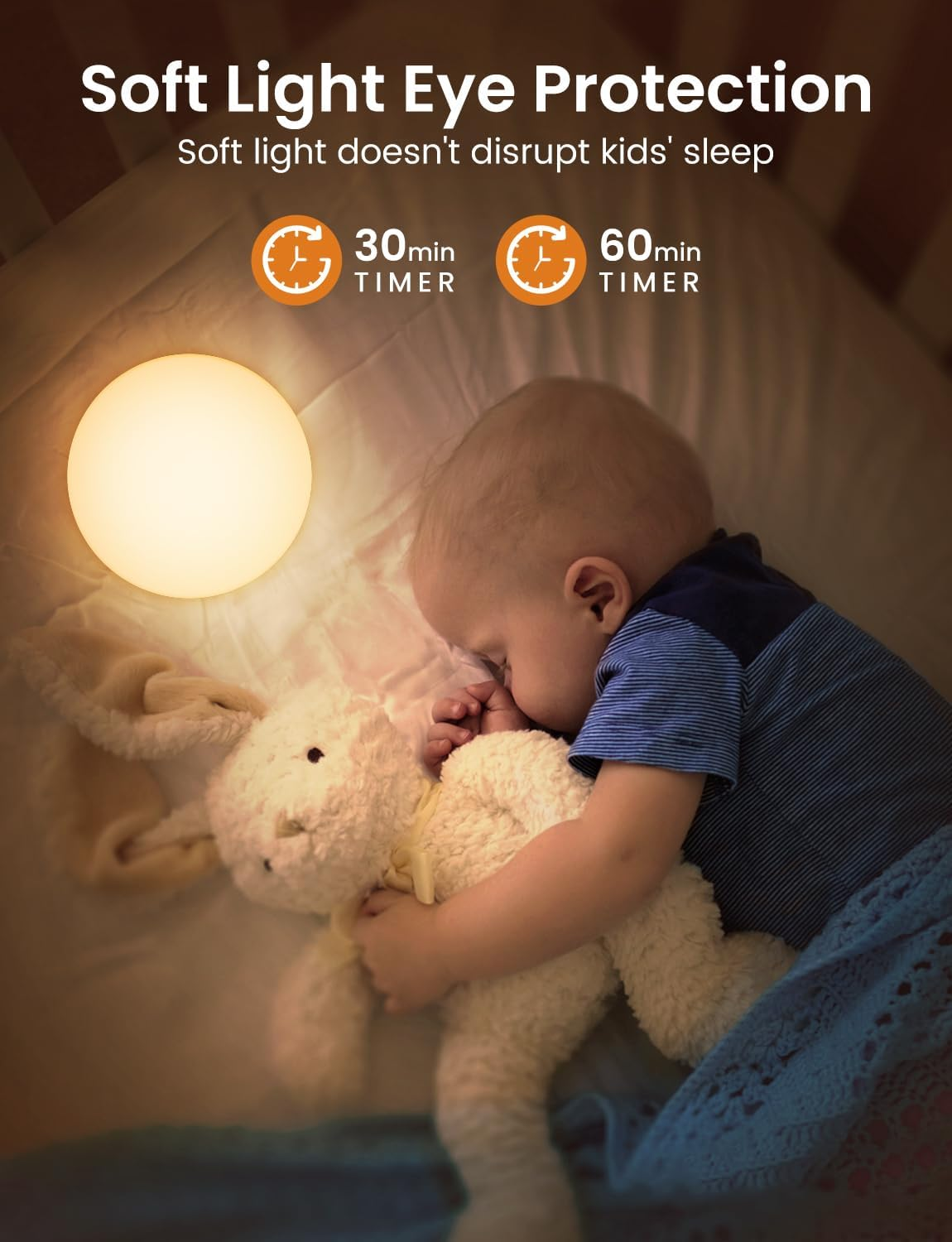 Baby schläft im Bett mit einem leuchtenden runden Licht. Weiches Licht und ein Stofftier werden ebenfalls gezeigt.