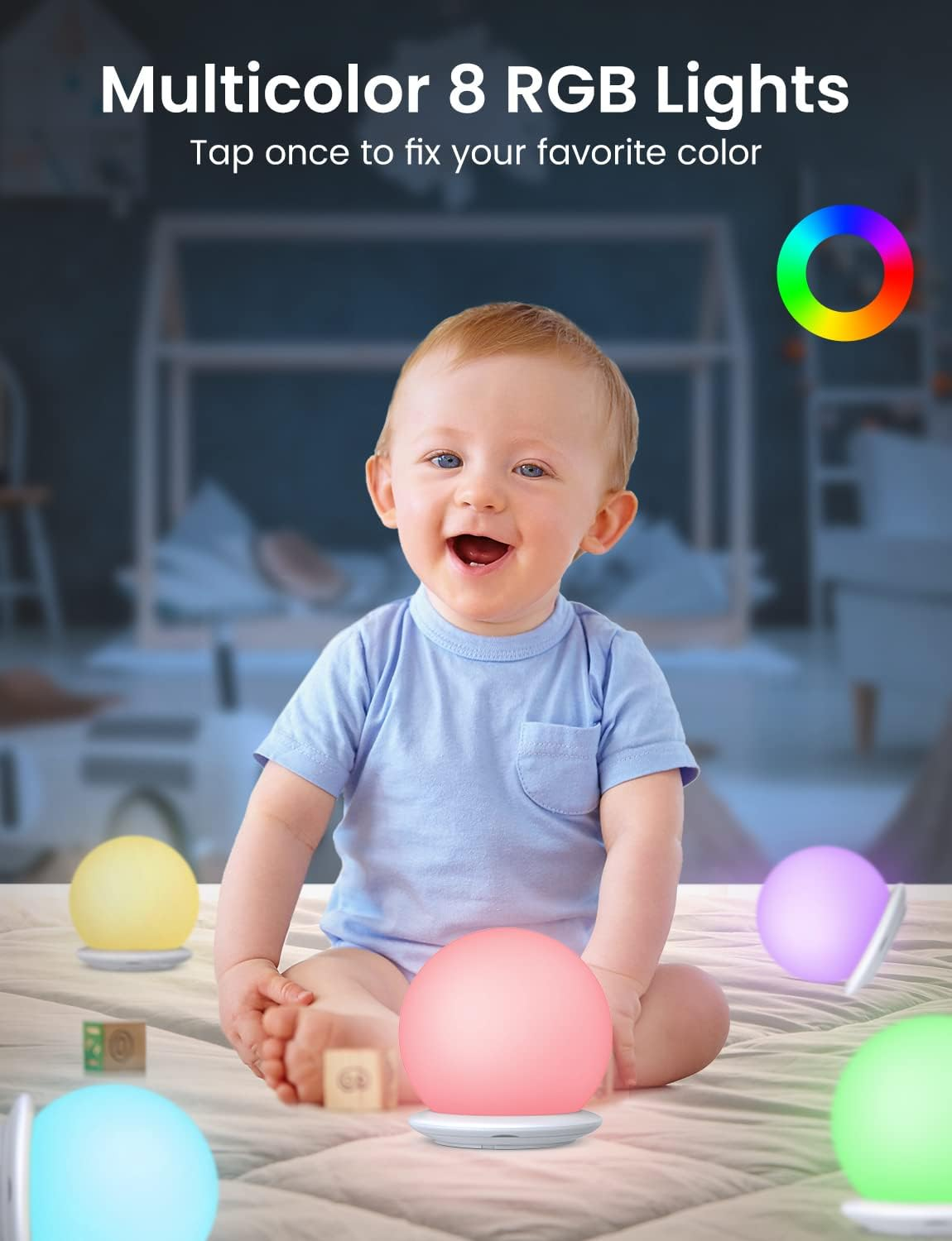 Baby im Bett mit bunten Lichtern. Baby lächelt. Mehrere bunte Lichter umgeben das Baby.