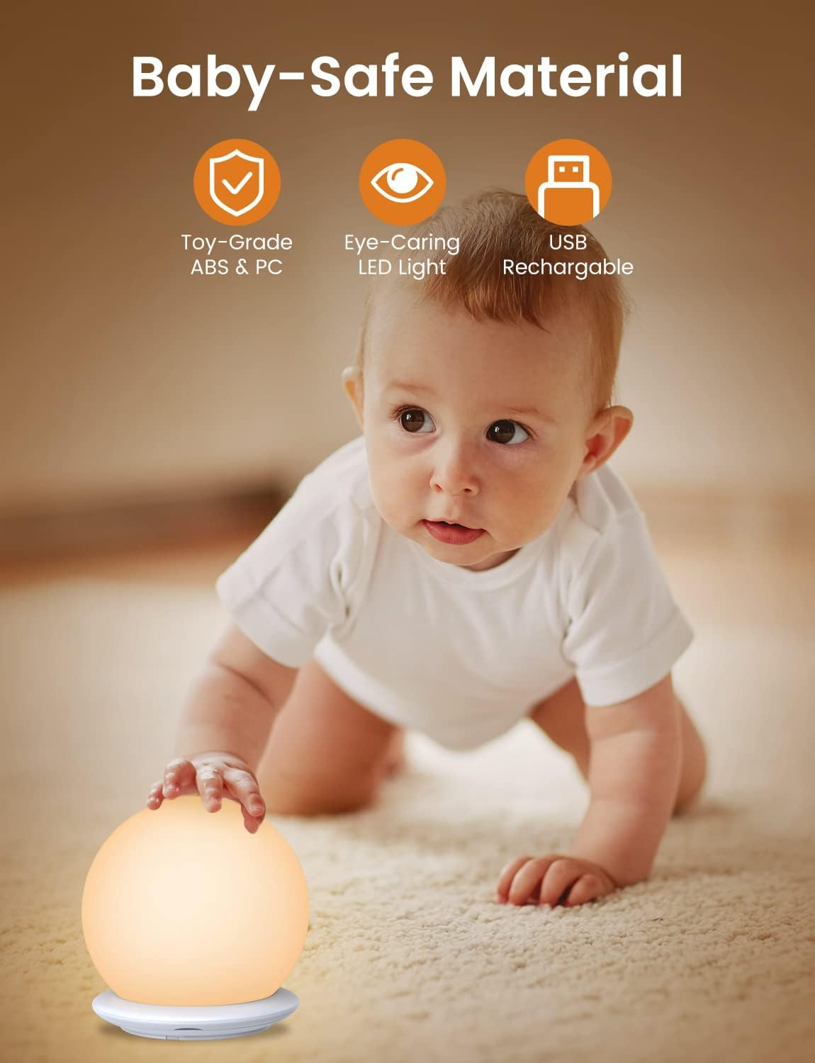 Baby auf Händen und Knien in der Nähe einer leuchtenden Lampe. Wörter: Babysicheres Material, spielzeuggeeignet, augenfreundliche LED.