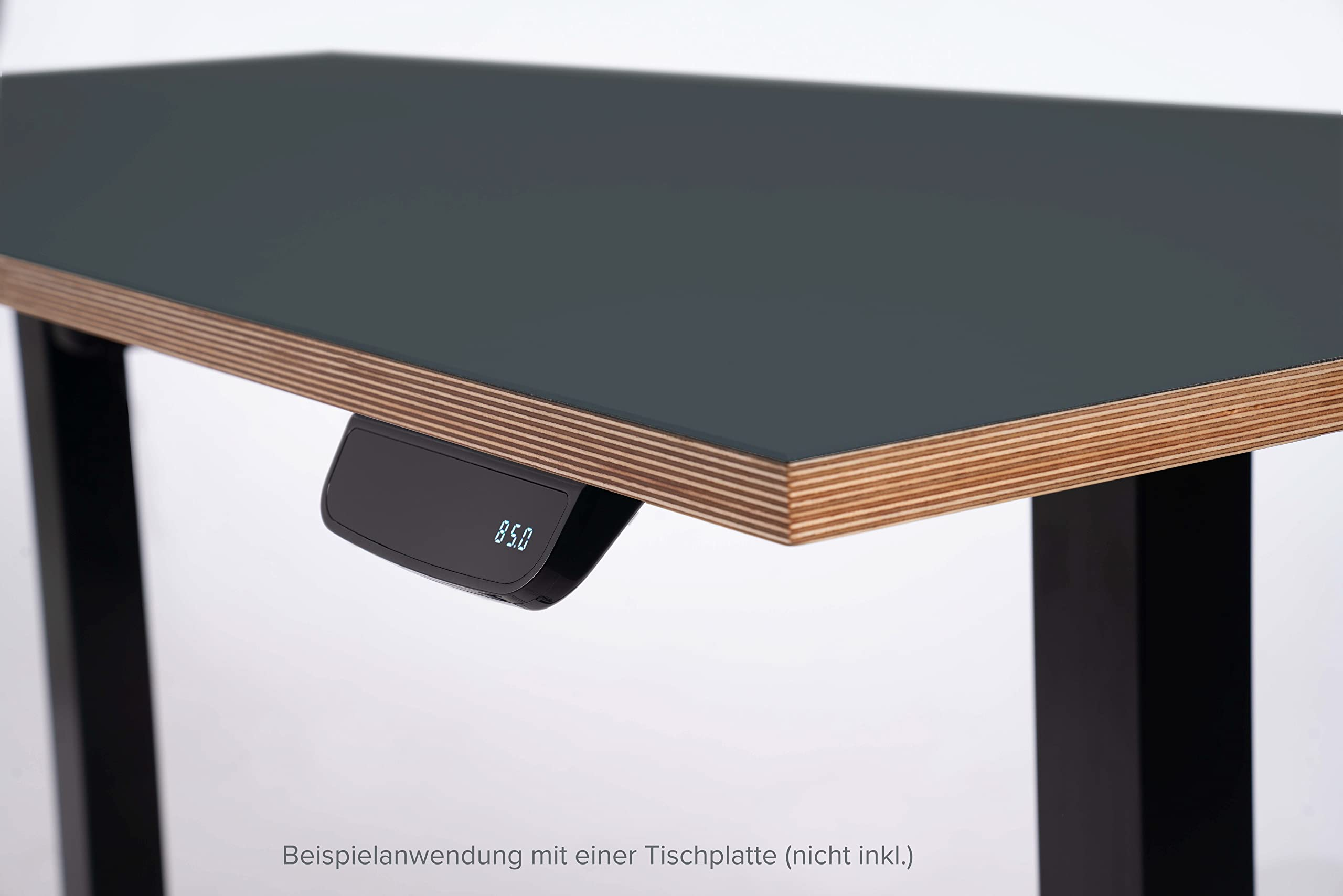 Nahaufnahme eines Stehpults mit dunklergrauer Tischplatte und digitaler Höhenanzeige.