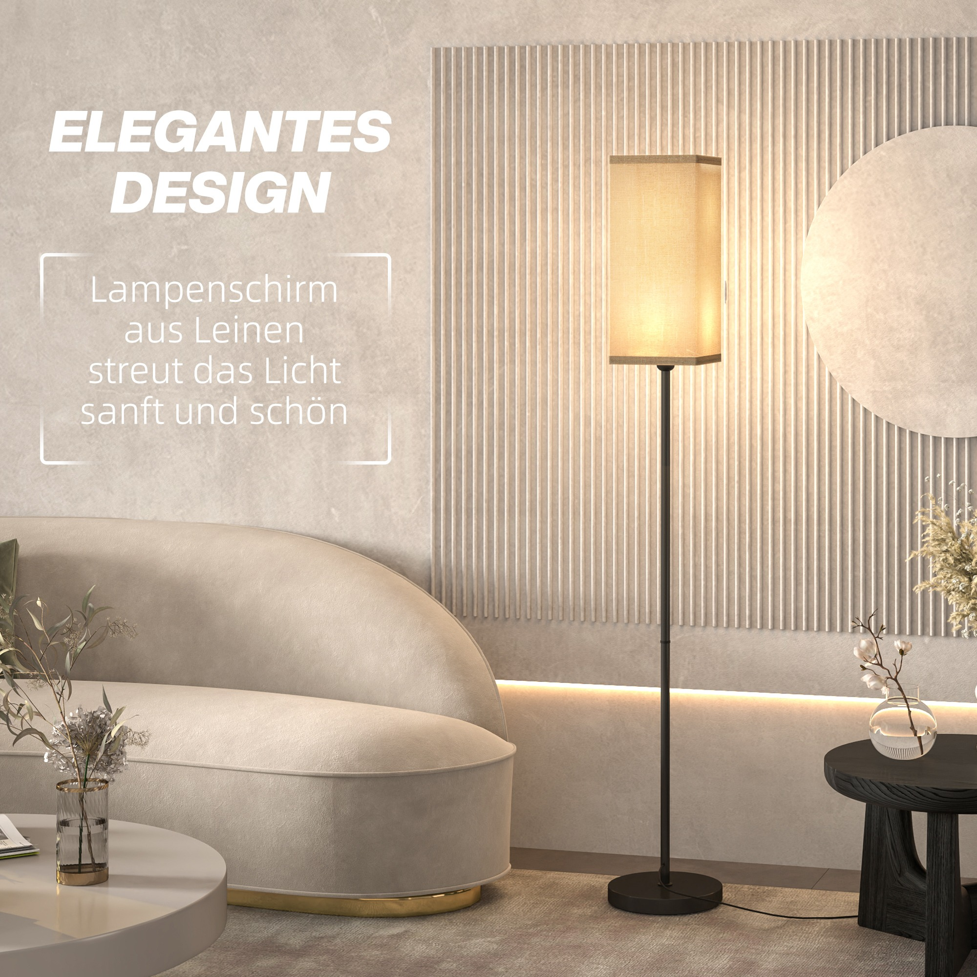 Eine beige Lampe mit rechteckigem Schirm steht in einem Raum. Sofa und Tisch befinden sich im Vordergrund.
