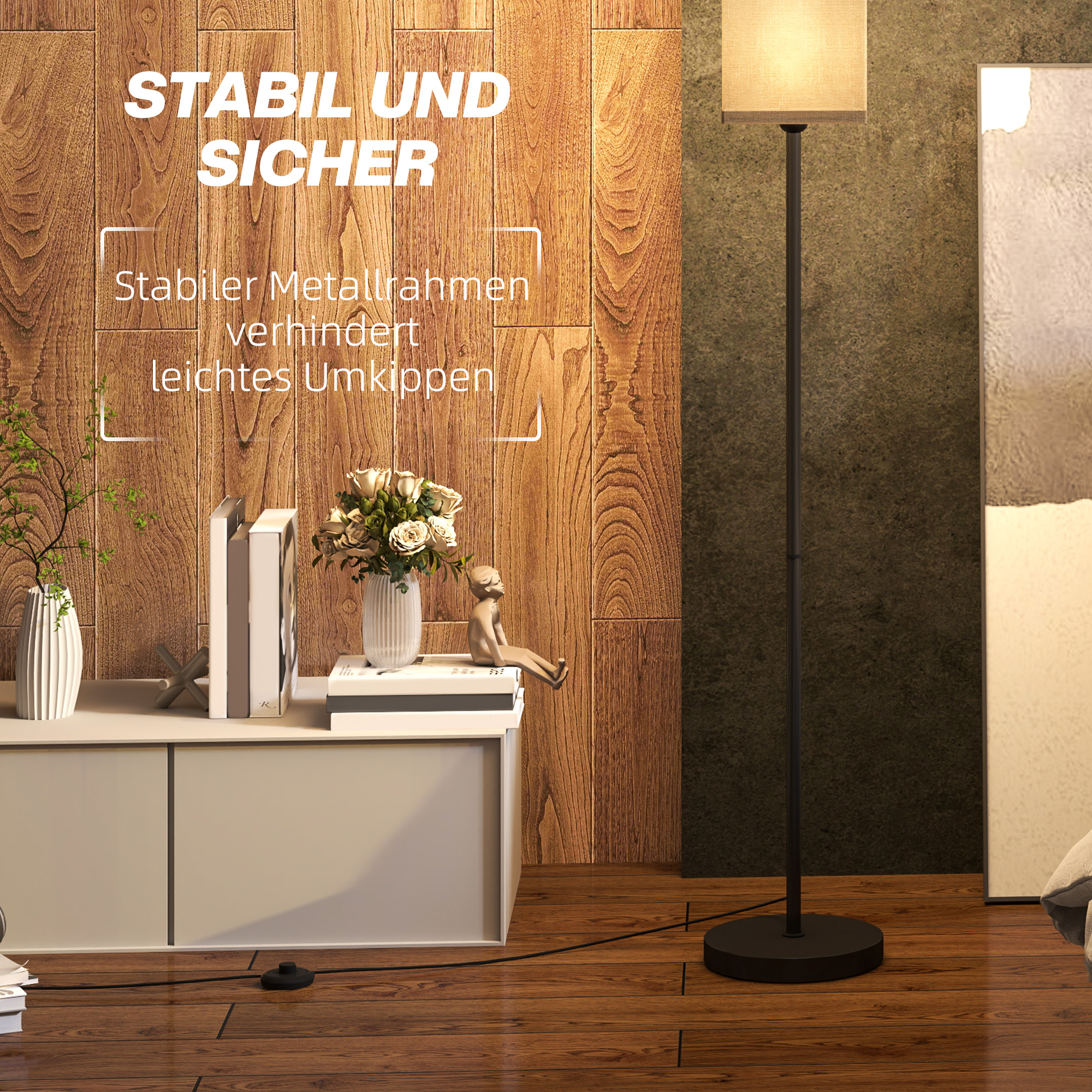 Stehlampe mit beigem Lampenschirm, schwarzem Pfahl und Sockel. Bücher, Blumen und Dekor auf einem Schrank. Holzboden.