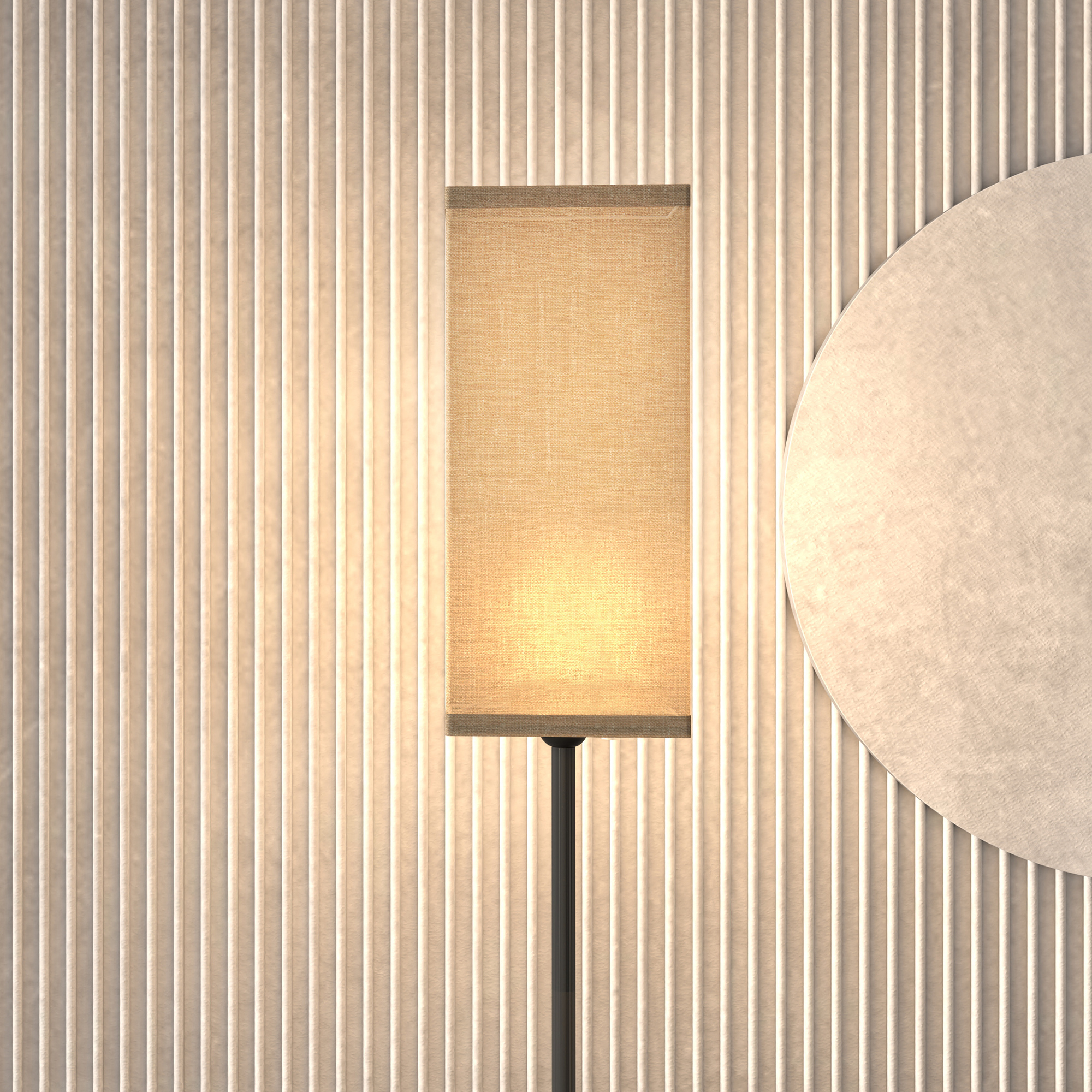 Beleuchtete Stehlampe mit beigem Lampenschirm, schwarzem Pfahl und Sockel. Hintergrund ist vertikal gestreifte Wand und weißer Kreis.