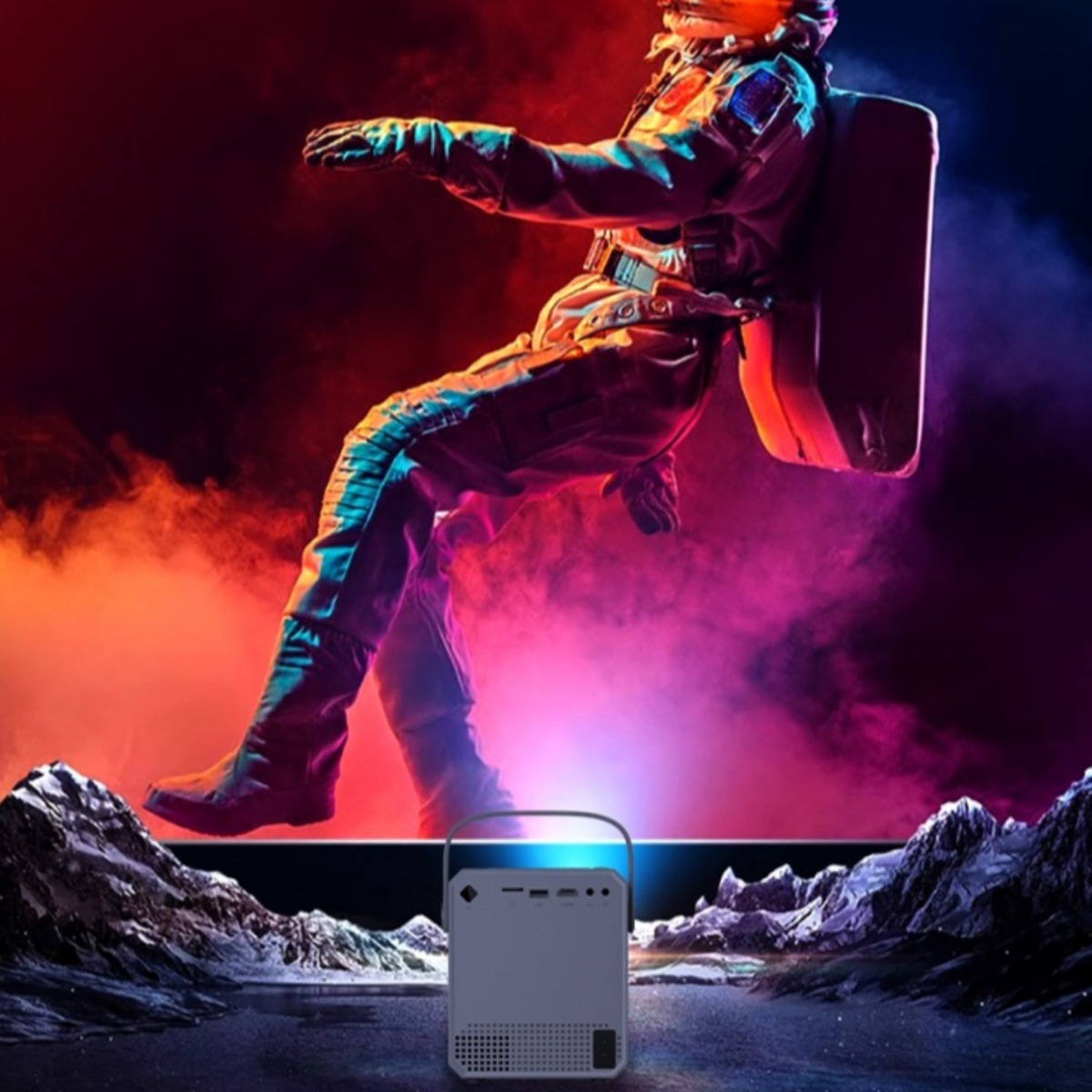 Astronaut über Projektor, der Berglandschaft zeigt. Dramatische, farbenfrohe Beleuchtung.