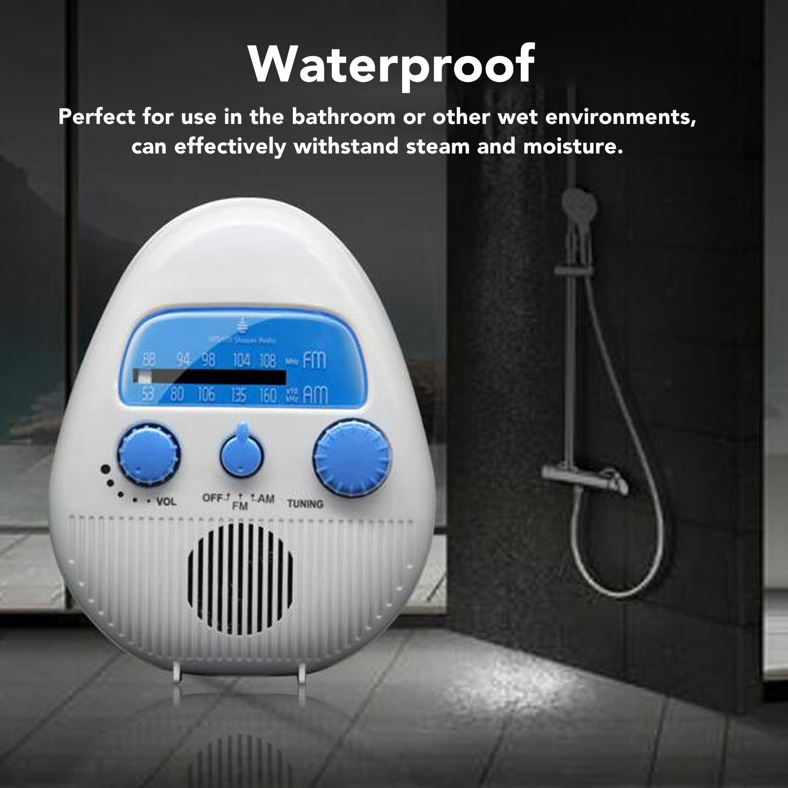 Weißes, wasserdichtes Duschradio mit blauen Akzenten. Im Badezimmer mit Duschkopf.