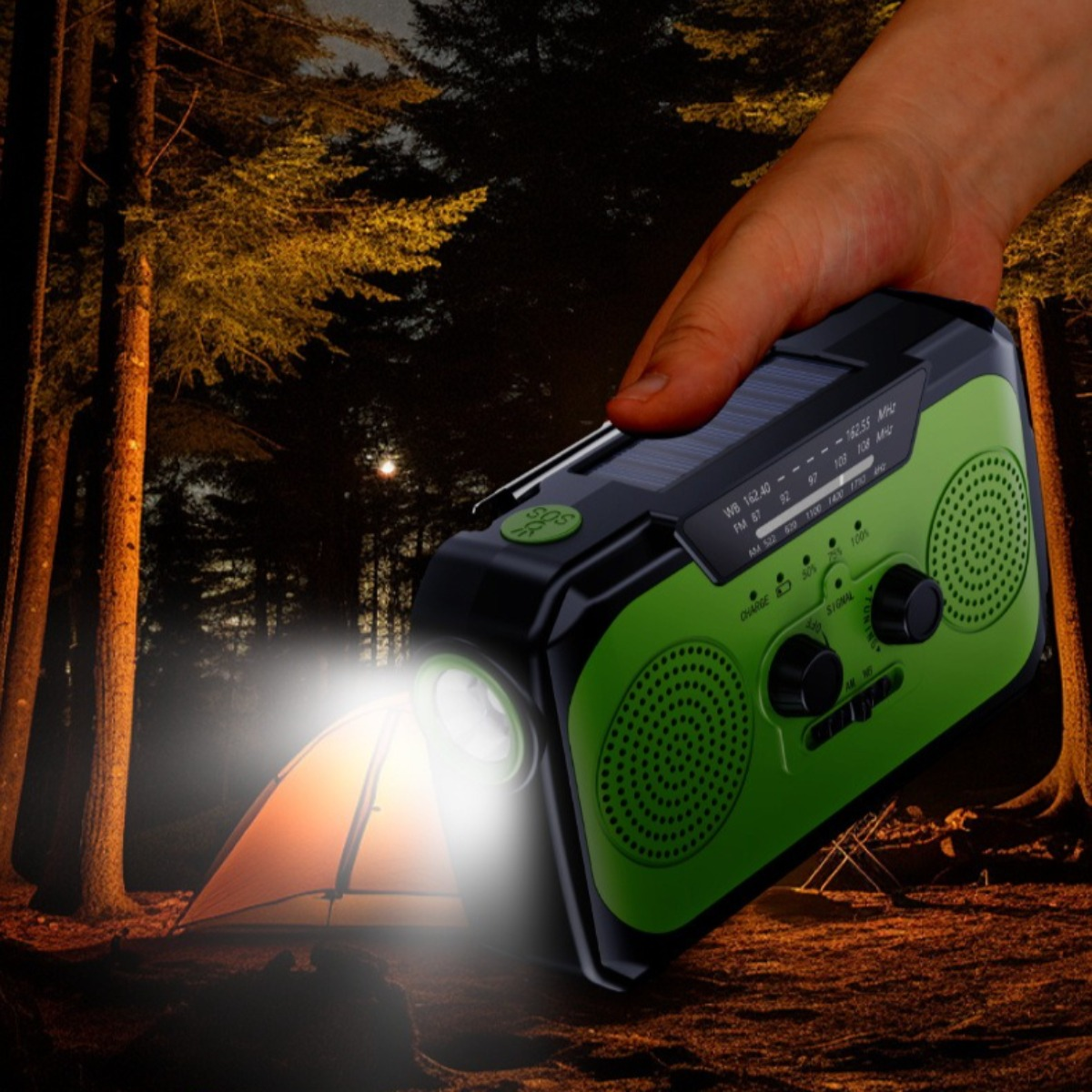 Grünes und schwarzes Radio mit Taschenlampe, gehalten von einer Hand. Der Hintergrund ist ein Wald mit Zelt.