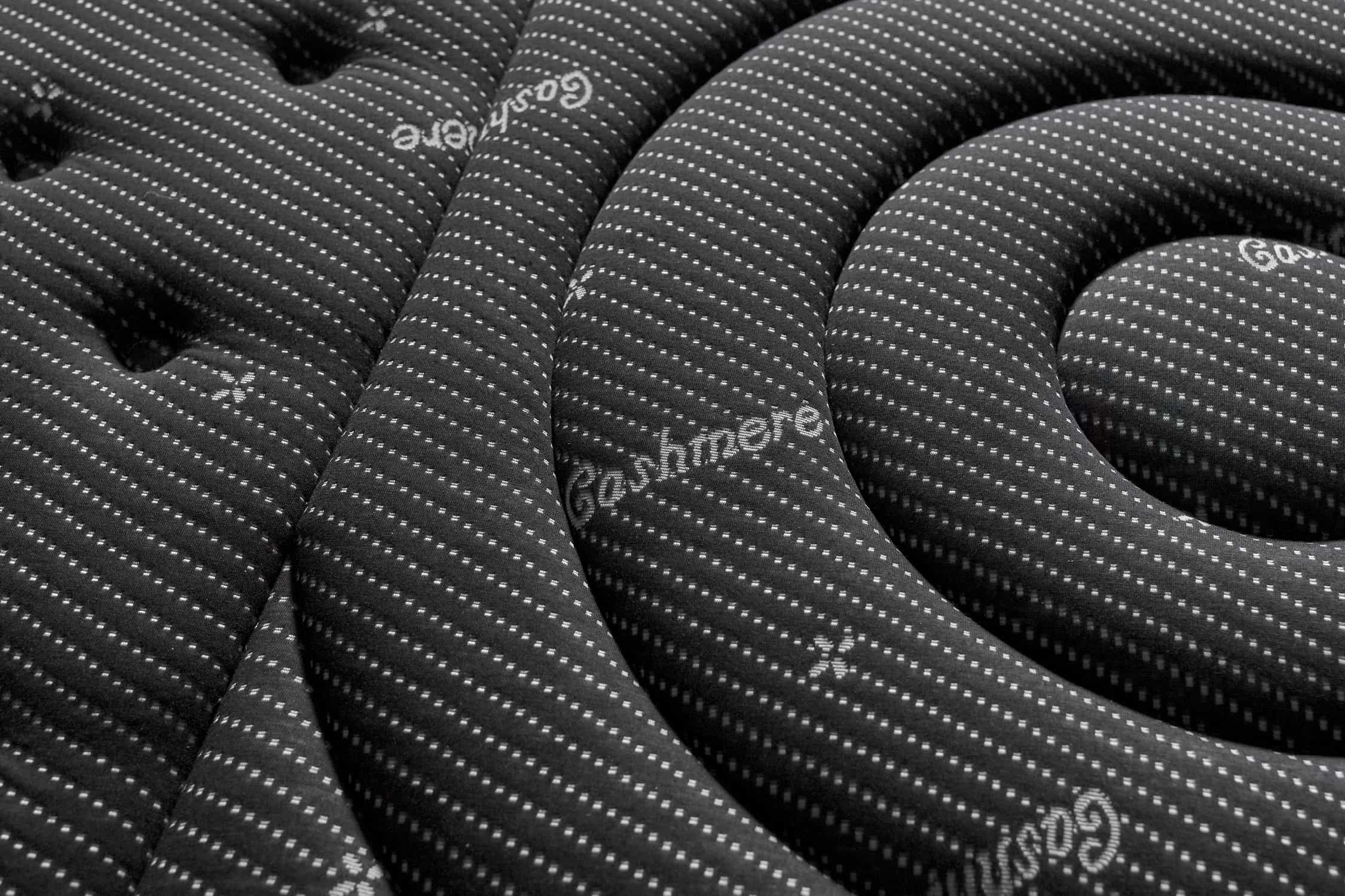 Primer plano de un colchón gris oscuro con la palabra Cashmere.