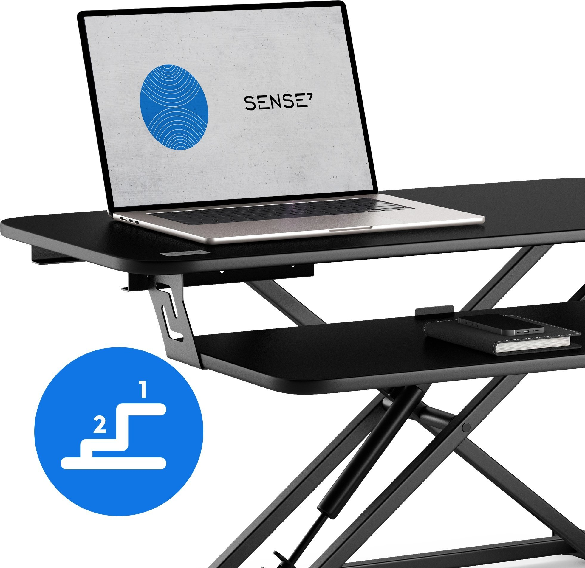 Schwarzer, verstellbarer Schreibtisch mit Laptop und Notizbuch. Blauer Kreis mit Schritten zeigt den Verstellvorgang.
