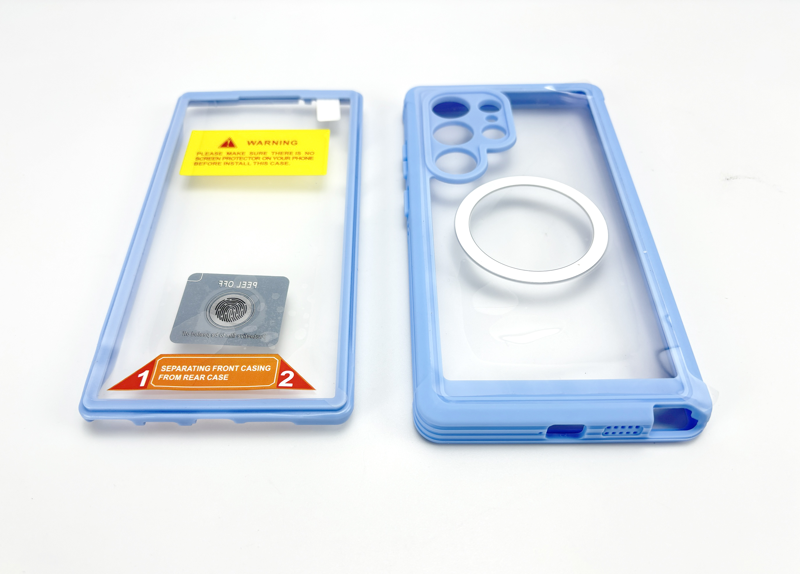 Hellblaue Handyhüllen-Teile, eines mit Warnhinweis, das andere mit Magnetring.