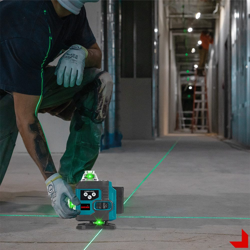 Ein Mann benutzt eine Laserwaage, mit grünen Strahlen auf dem Boden und einer Baustelle im Hintergrund.
