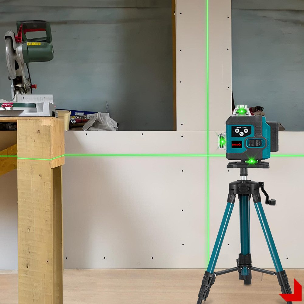 Laserwaage auf Stativ projiziert grüne Linien auf Wand und Holz. Säge im Hintergrund.