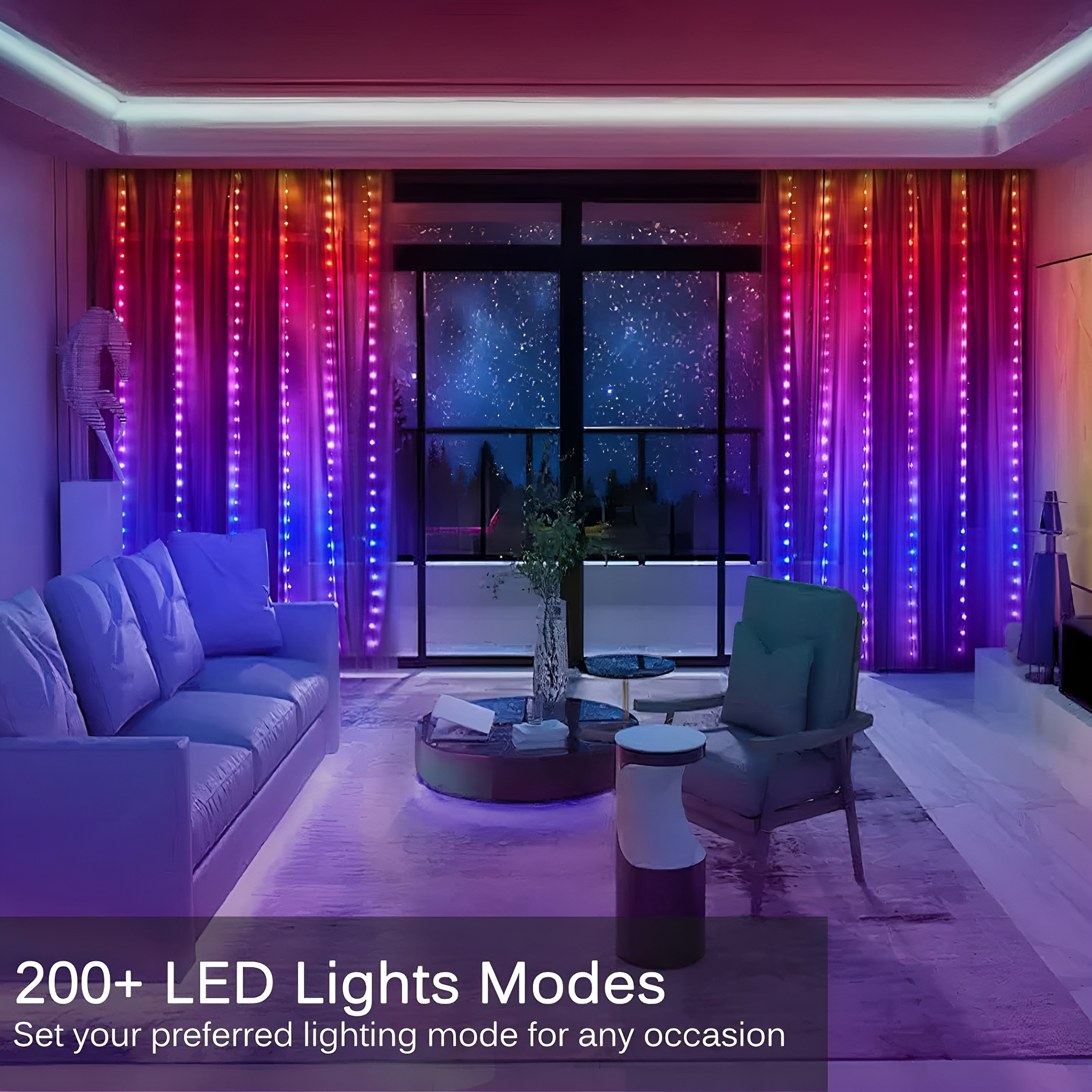 Ein Wohnzimmer mit farbwechselnden LED-Leuchten an Vorhängen und Fenstern.