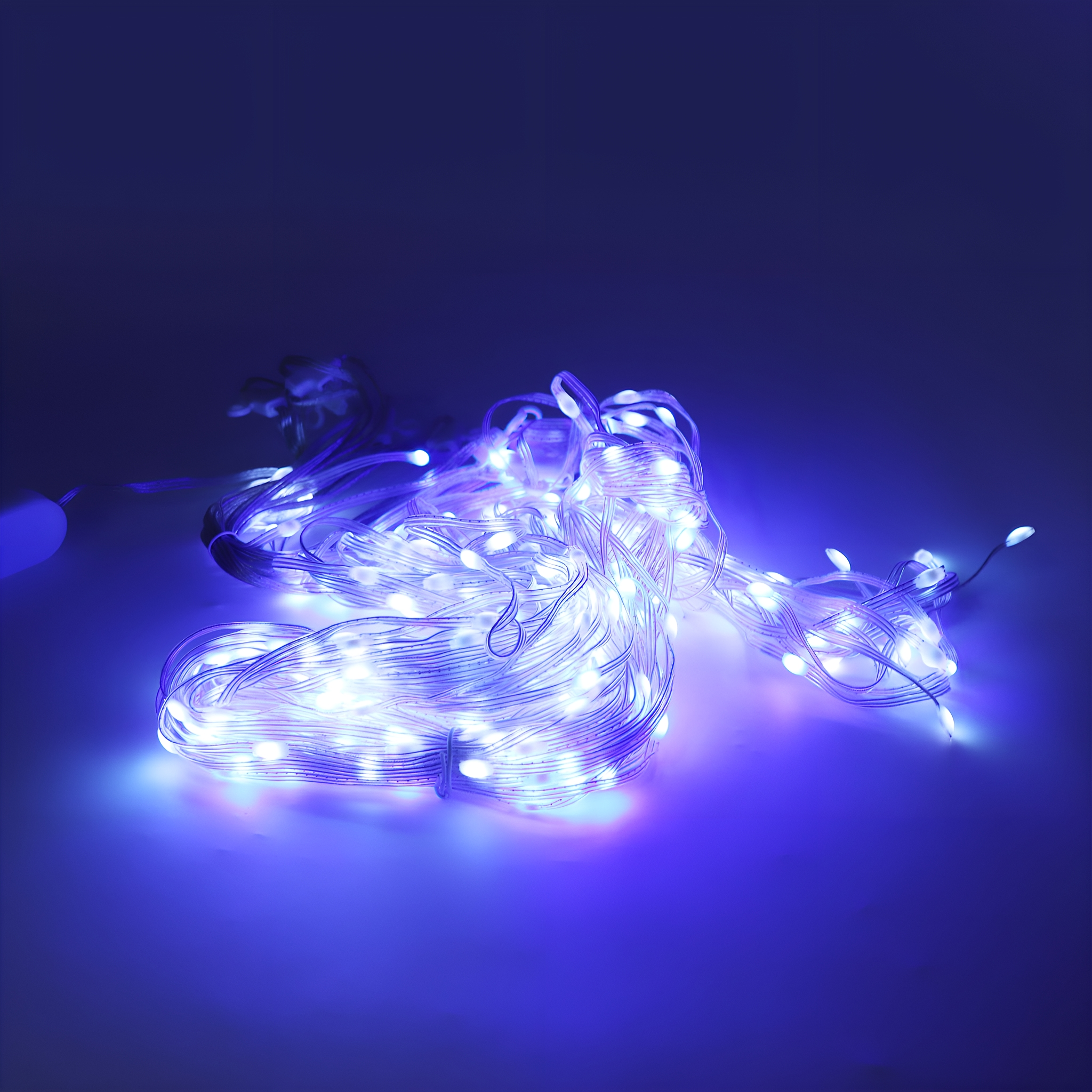Lichterketten mit blauem Farbton, die in einem wellenförmigen Muster leuchten.