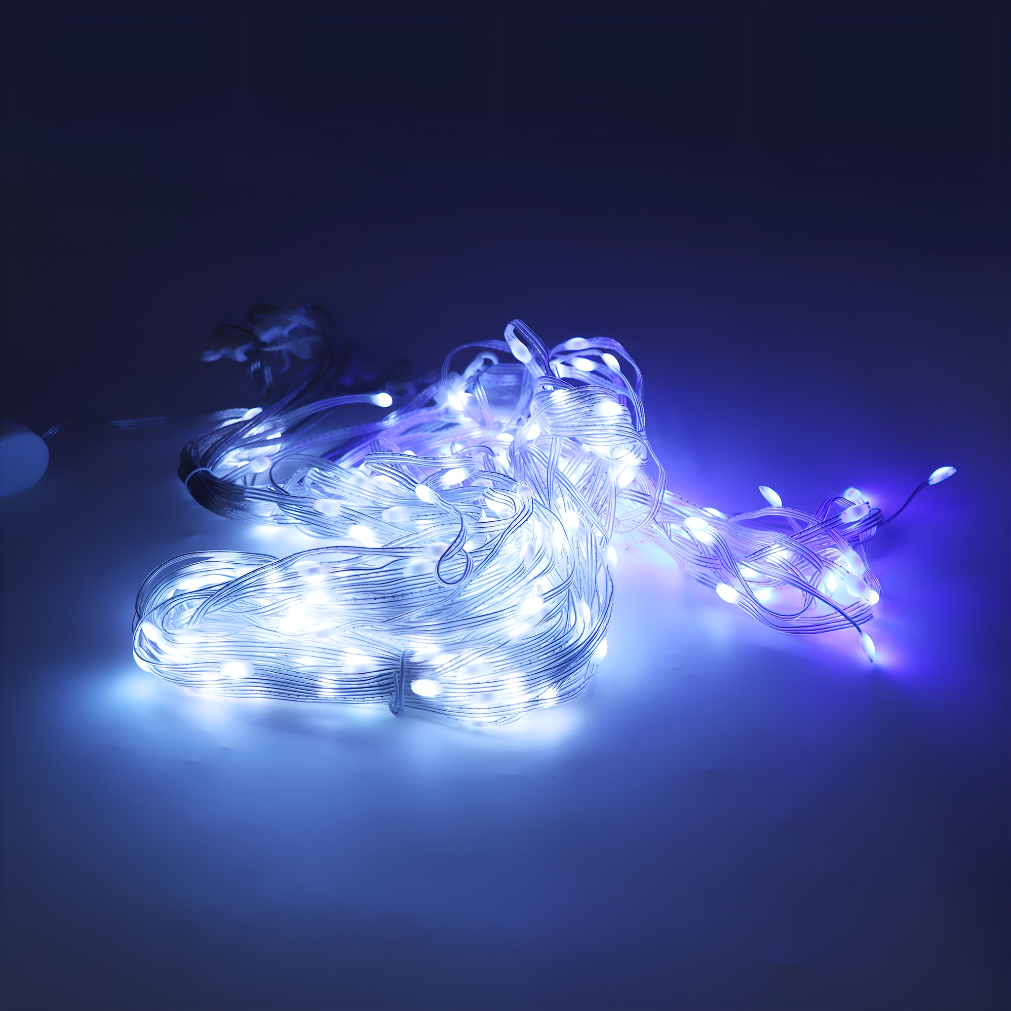 Blaue LED-Lichterkette auf einer Oberfläche, die eine helle, leuchtende Anzeige erzeugt.