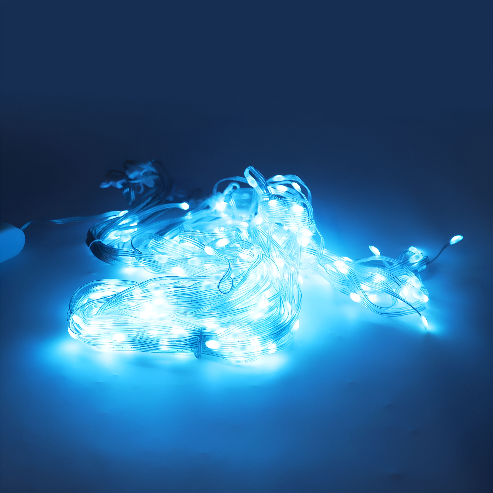 Blaue LED-Lichterkette auf einer Oberfläche, die eine helle, leuchtende Anzeige erzeugt.