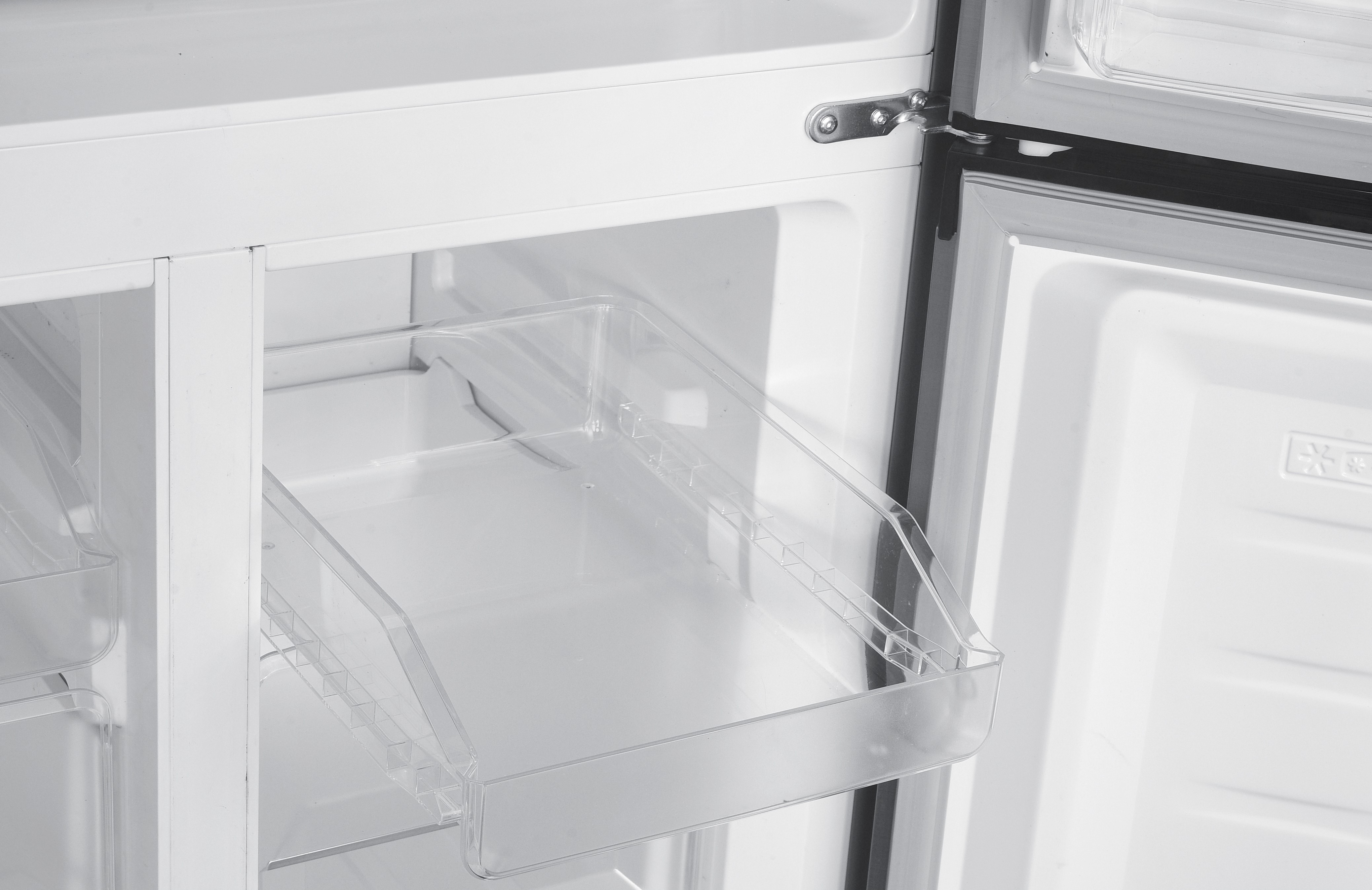 Innenseite eines Kühlschranks. Zwei transparente Kunststoffschubladen in einem weißen Kühlschrank.