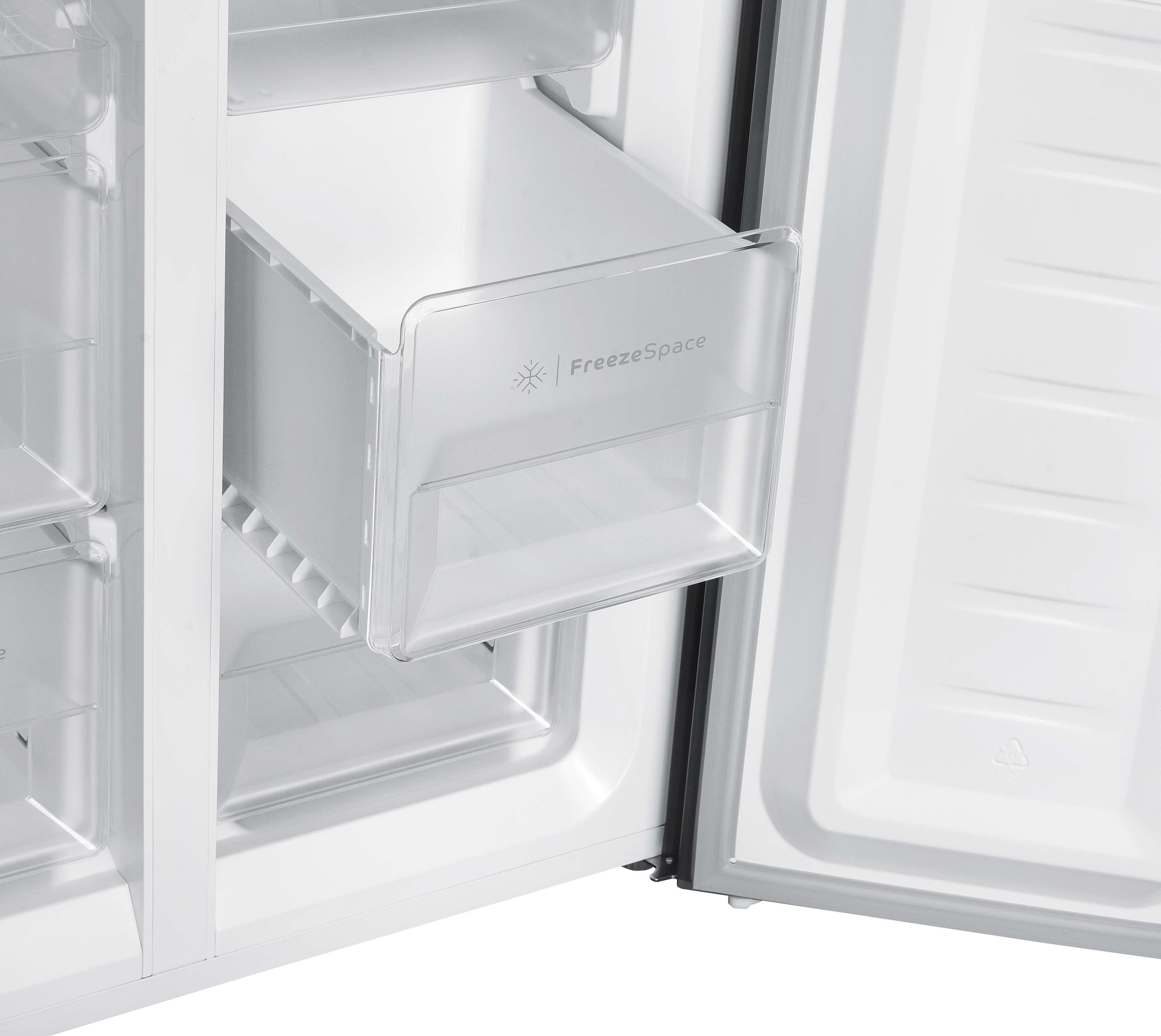 Side-by-Side-Kühlschrank von Privileg, Edelstahl-Finish, mit Digitalanzeige und Griffen.