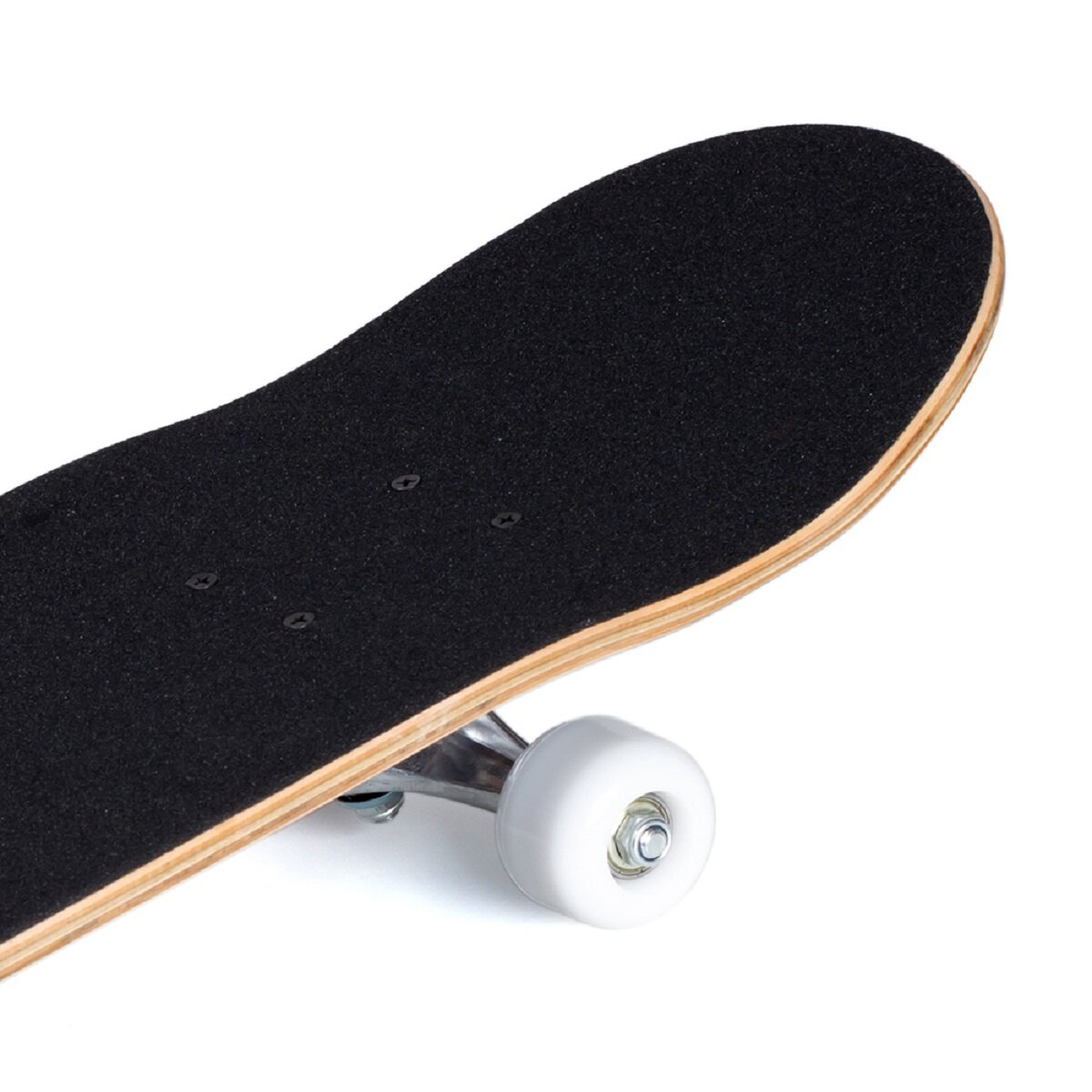 Nahaufnahme eines Skateboard-Decks mit schwarzer Oberfläche und weißen Rädern.