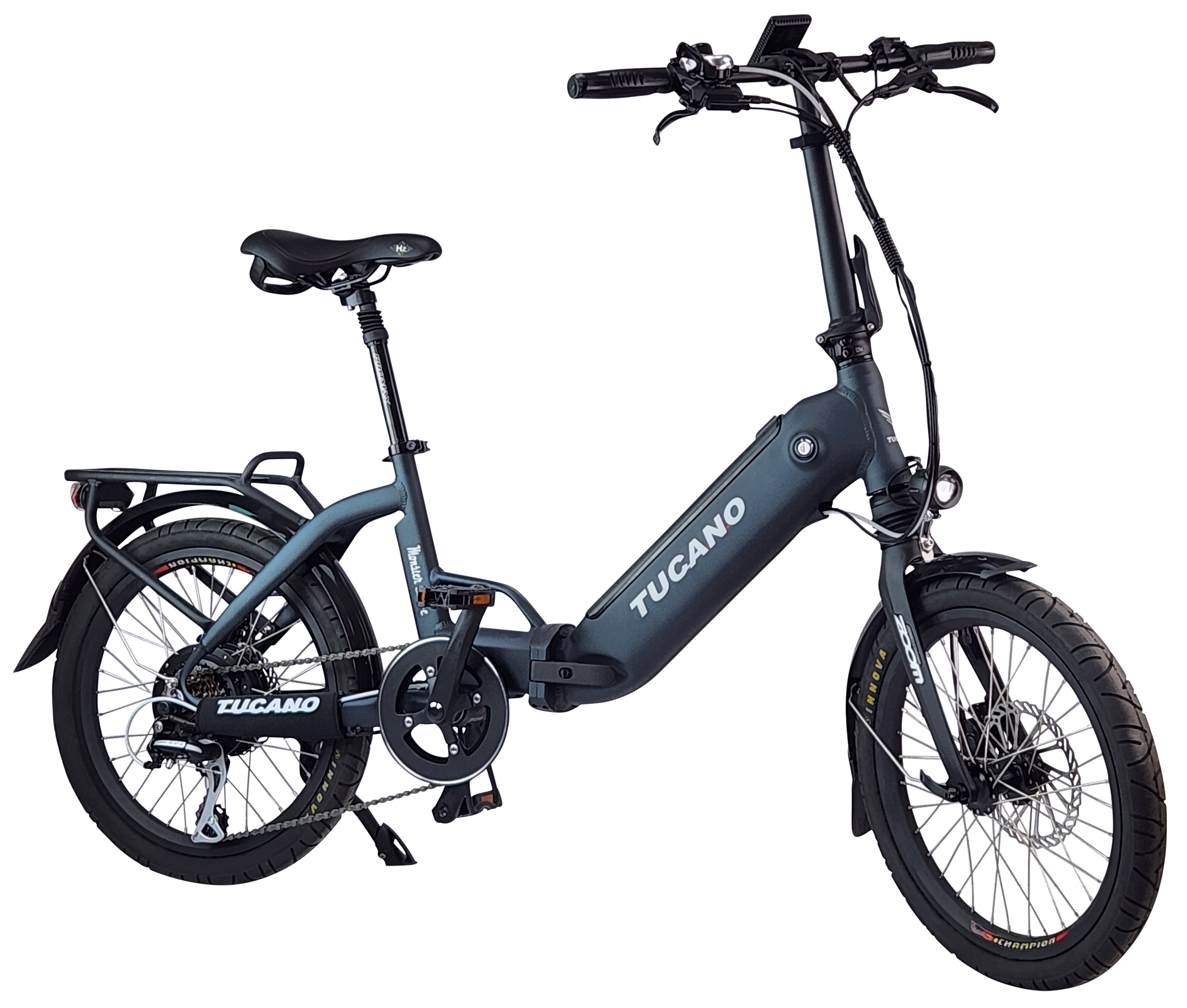 Bicicleta eléctrica plegable sobre fondo blanco. La bicicleta es gris oscuro con ruedas negras y la marca TUCANO.