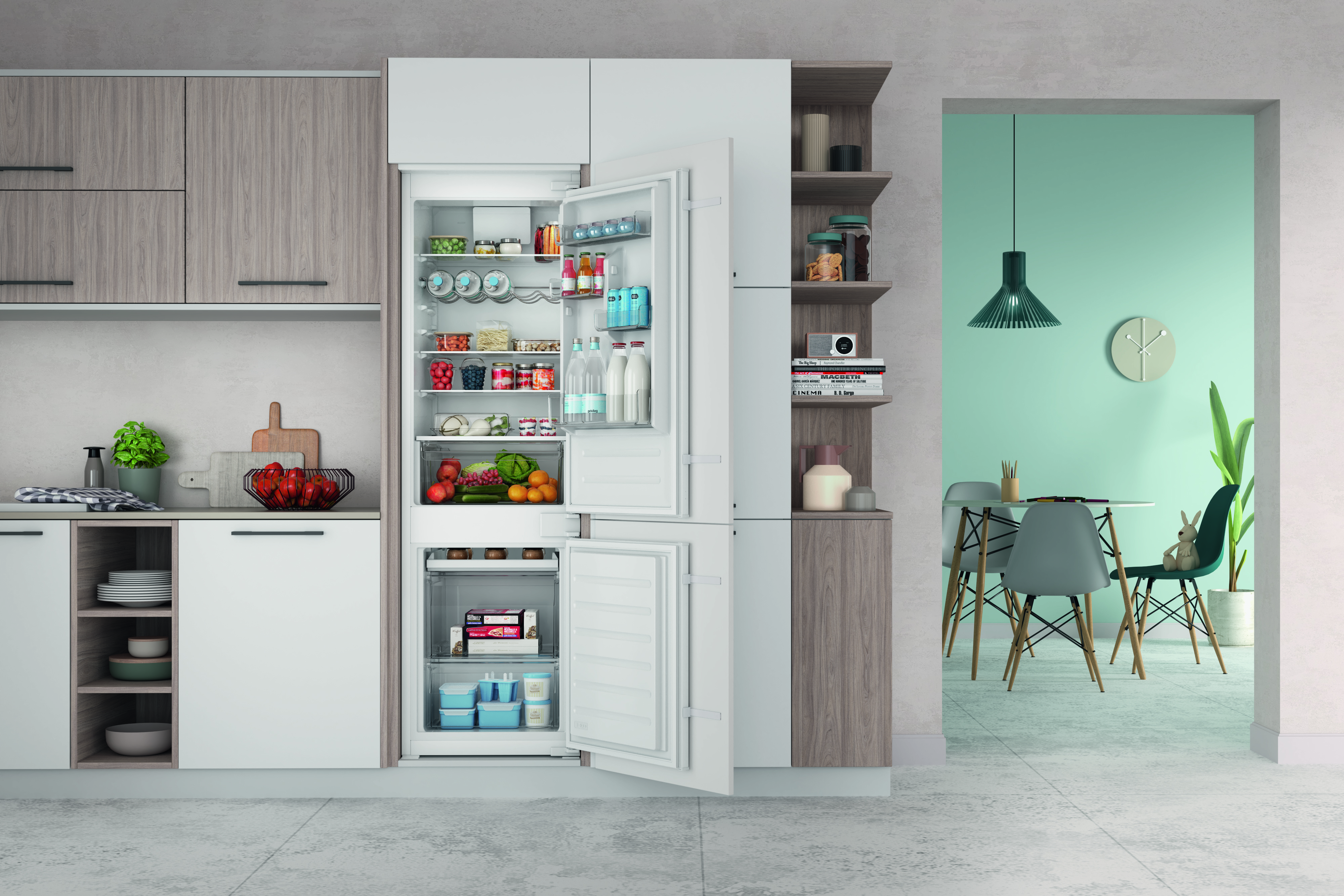 Küche mit offenem Kühlschrank. Lebensmittel, Holzschränke und Essbereich mit rundem Tisch. Helles Licht.