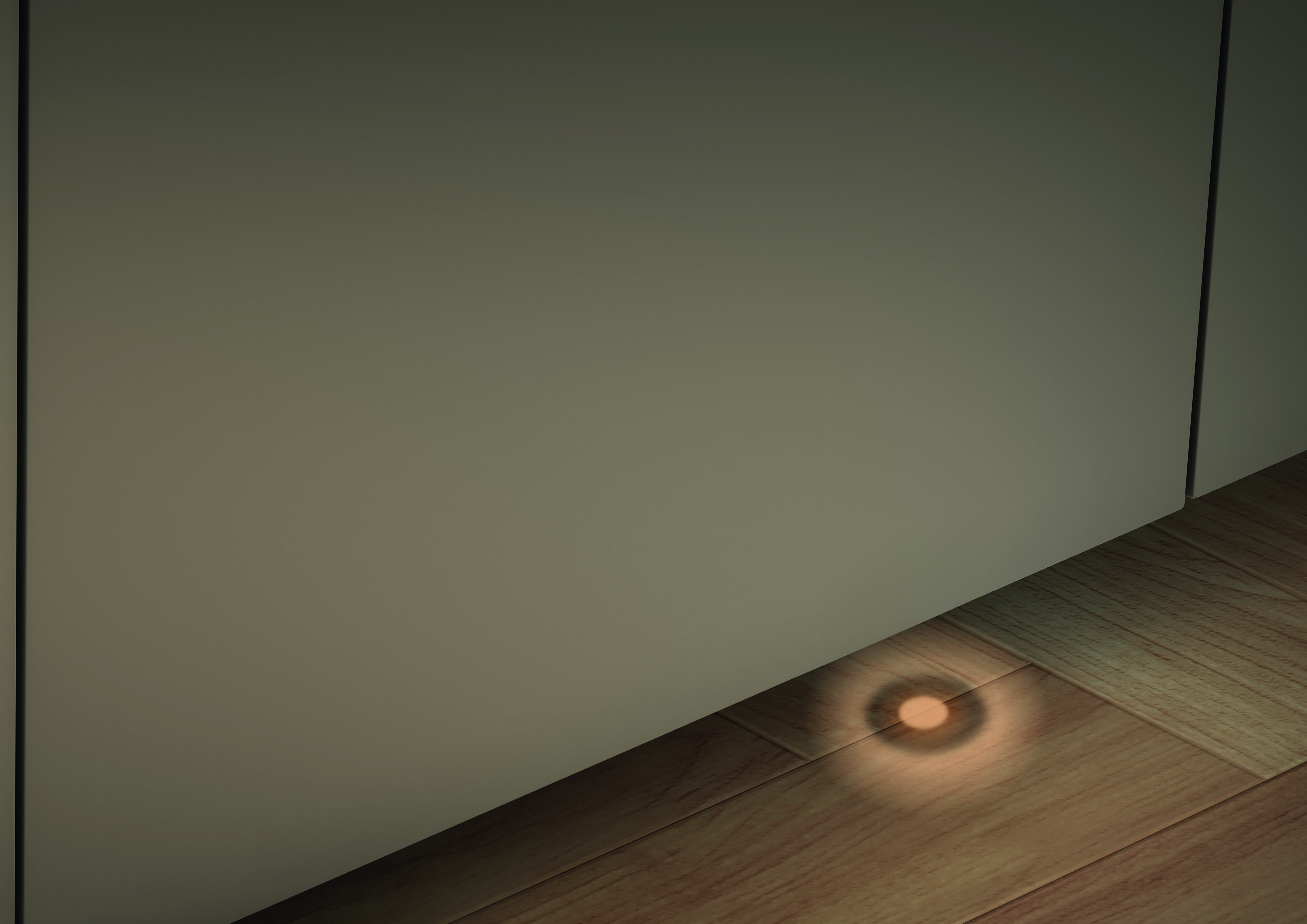 Nahaufnahme eines Einbaustrahlers auf einem Holzboden, zeigt die Lichtquelle.