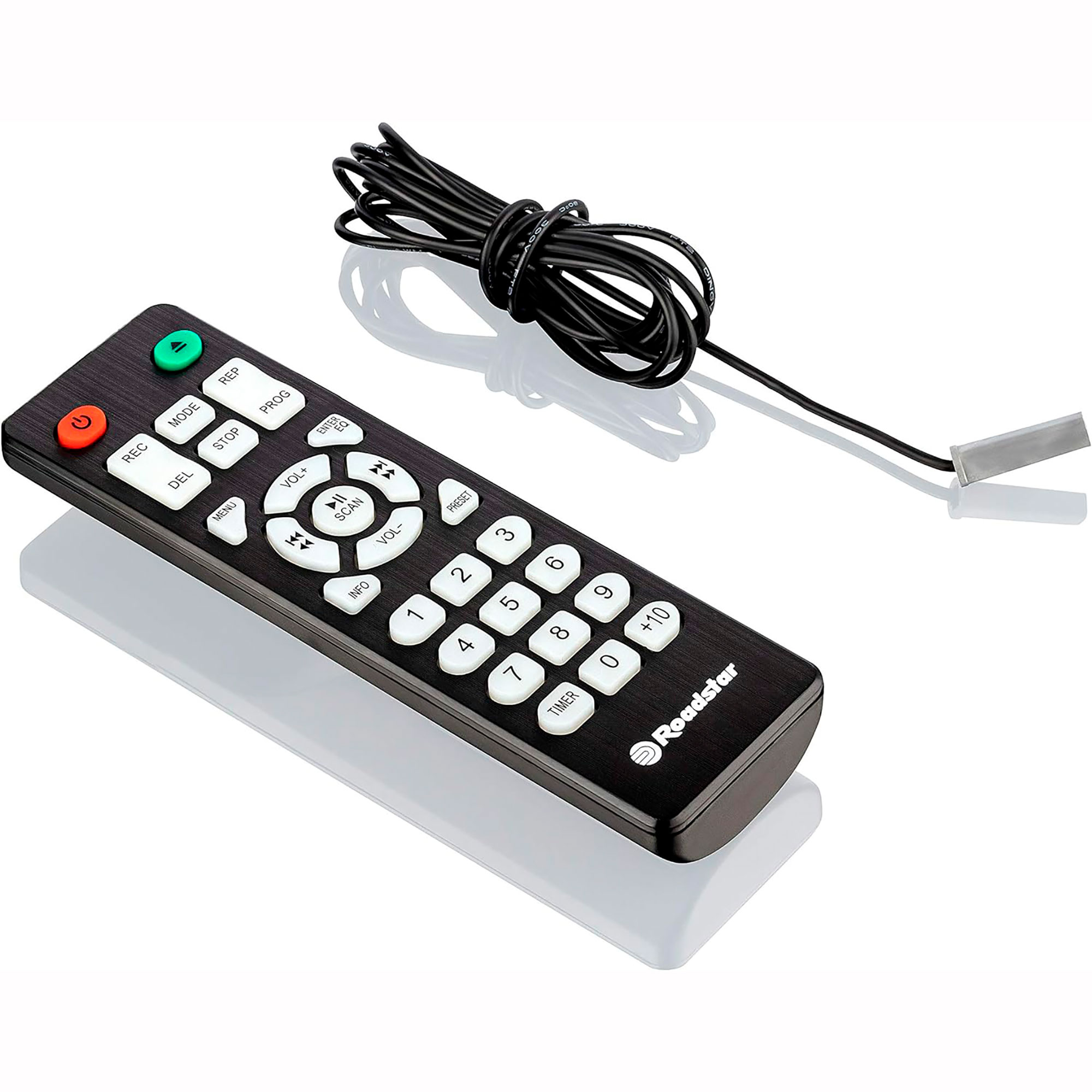 Mando a distancia negro con botones y cable. Botones etiquetados para funciones; sobre una superficie blanca reflectante.