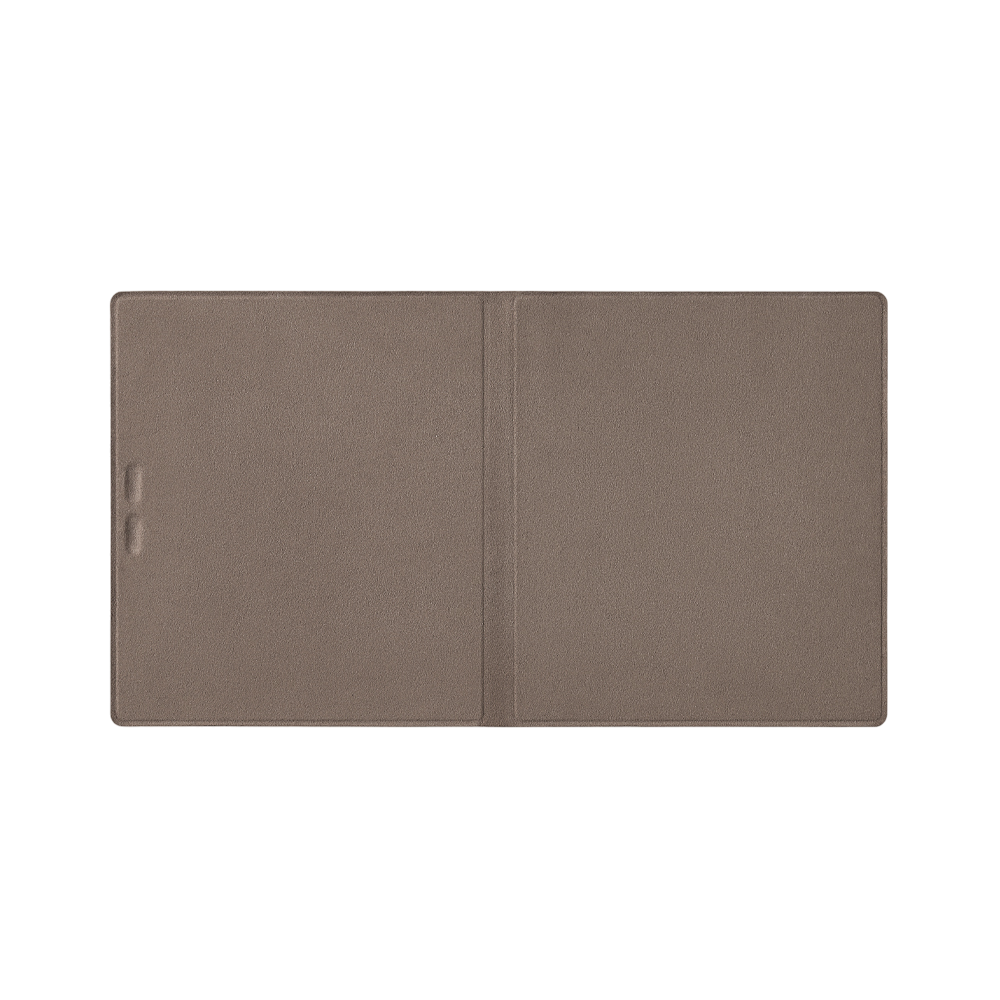 Braune E-Reader-Hülle, offen. Schwarzer Hintergrund.