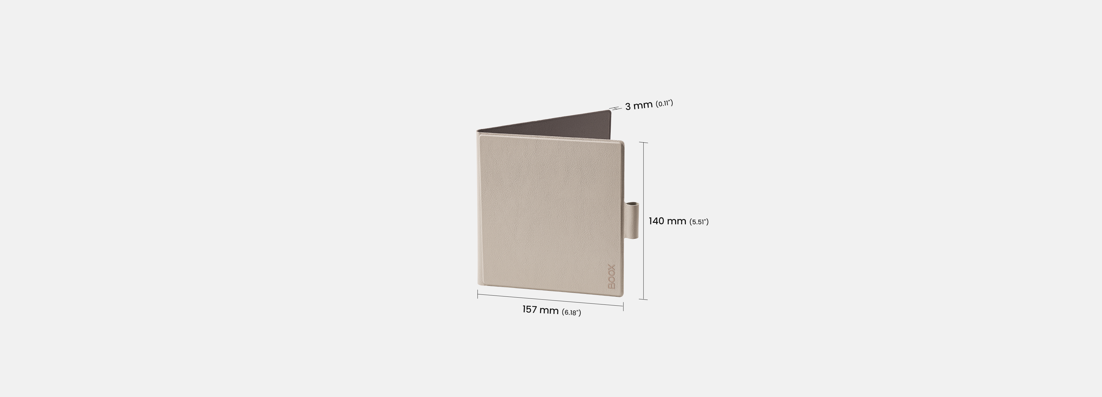 Beige E-Reader-Hülle, Abmessungen notiert. Braune Innenseite. Weißer Hintergrund.